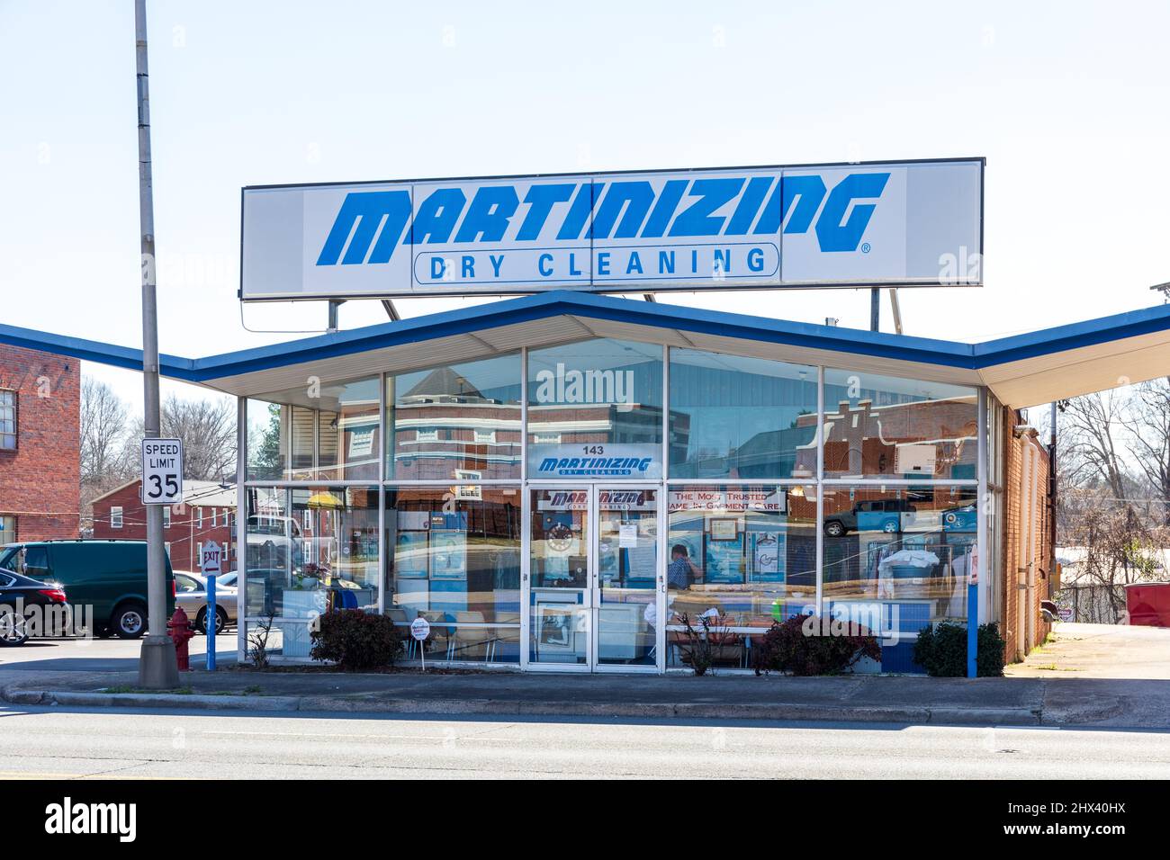 GASTONIA, NC, USA-3 MARZO 2022: Un centro Martinizing Dry Cleaning, uno di una catena di franchising, in nbusiness da oltre 70 anni. Mostra grandi tetti s. Foto Stock