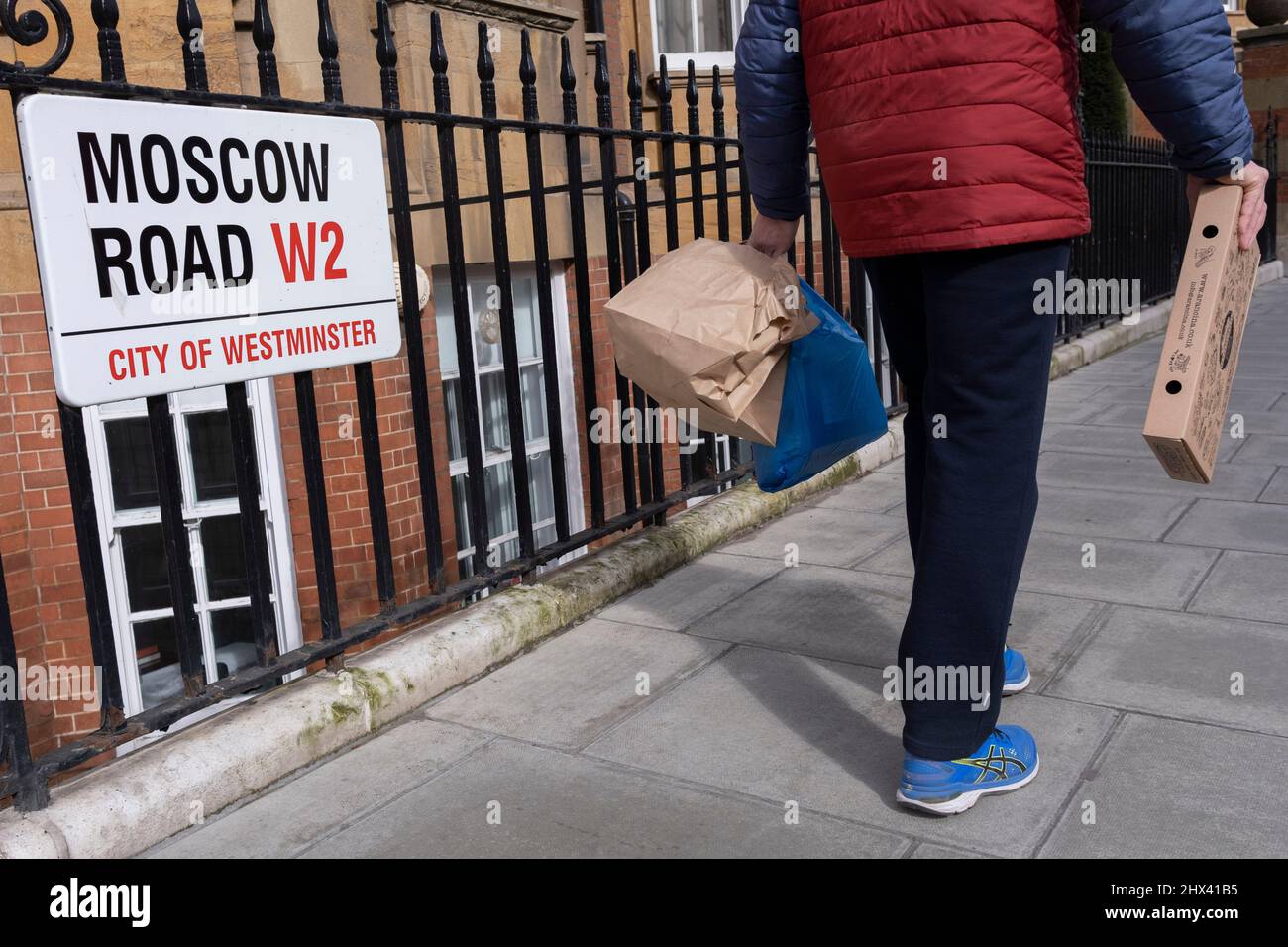 Mentre la guerra in Ucraina continua nella sua seconda settimana, Mosca Road a Londra W2 a poche strade di distanza dall'ambasciata russa a Notting Hill, il 9th marzo 2022, a Londra, Inghilterra. Il gruppo di campagna 'Transparency International' afferma che circa 1,5bn sterline di proprietà del Regno Unito sono state spesi con fondi sospetti provenienti dalla Russia, attraverso la City of London, il distretto finanziario della capitale del Regno Unito. Foto Stock