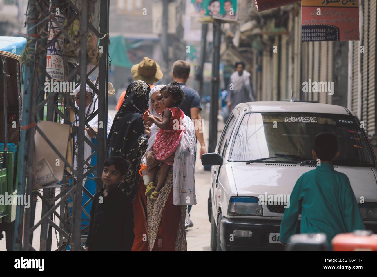 La gente del posto nel centro città di Peshawar strade affollate Foto Stock
