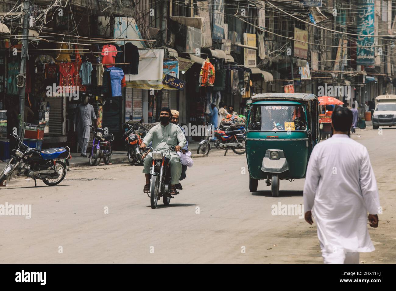 La gente del posto nel centro città di Peshawar strade affollate Foto Stock