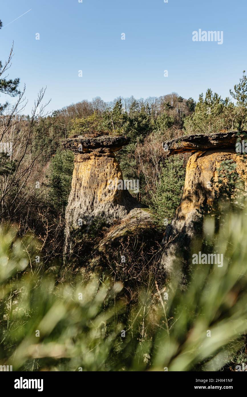 Formazioni rocciose uniche chiamate Poklicky, pot-Lids, vicino al Castello di Kokorin, Repubblica Ceca. Erosione è il risultato di tempo.Escursionismo in Kokorin Valley.Czech Foto Stock