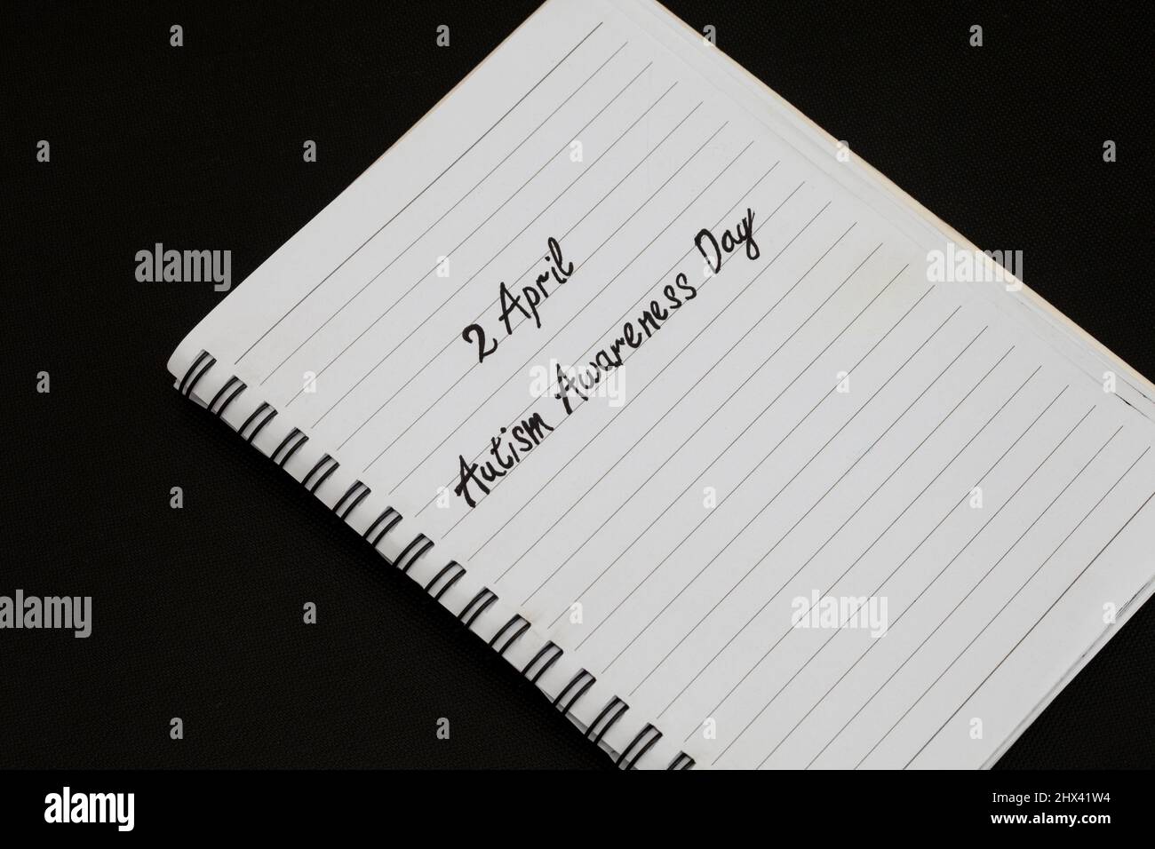 Giornata di sensibilizzazione sull'autismo 2 aprile, scritta a mano su un taccuino Foto Stock