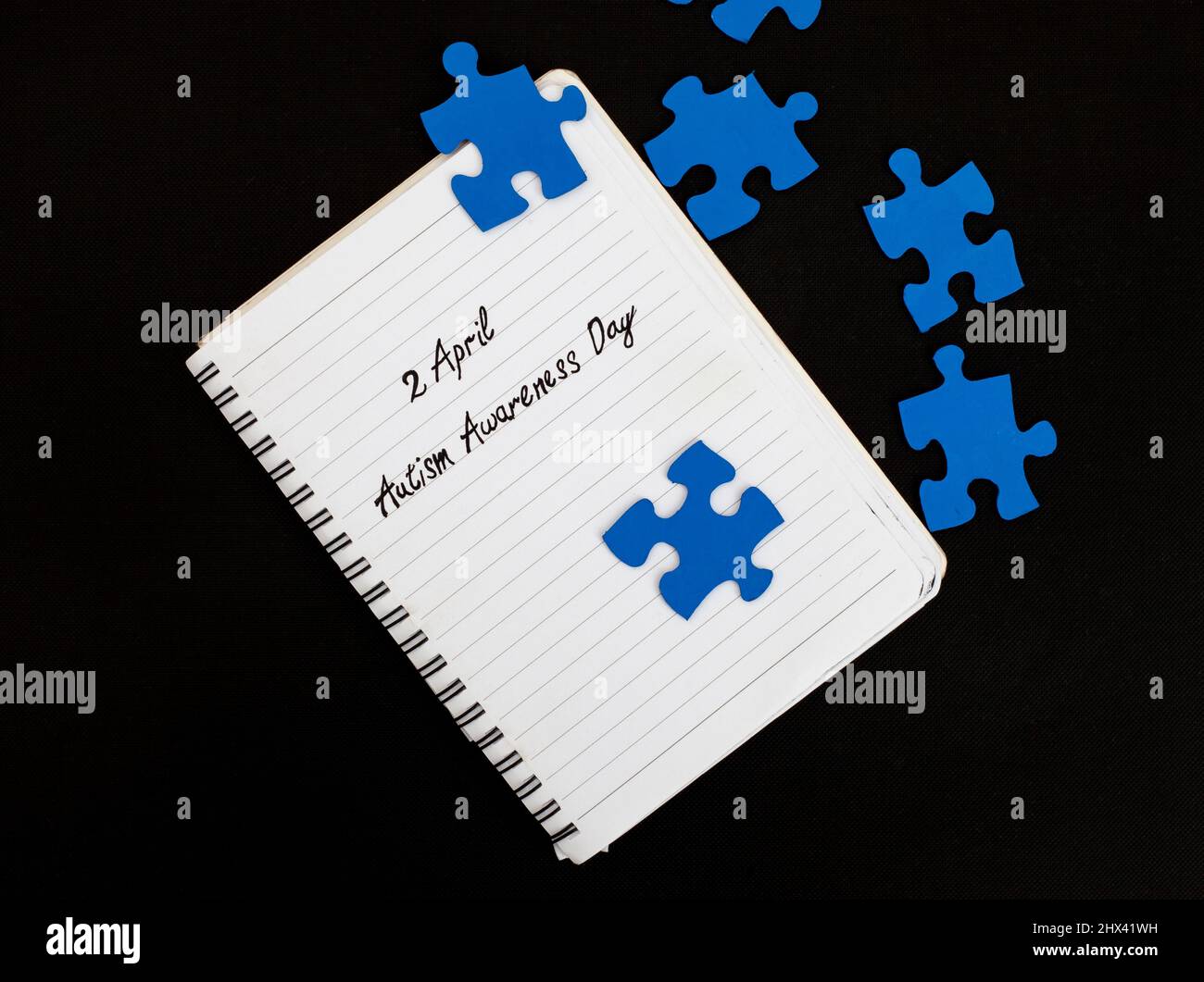 Giornata di sensibilizzazione sull'autismo 2 aprile, scritta a mano su un taccuino Foto Stock