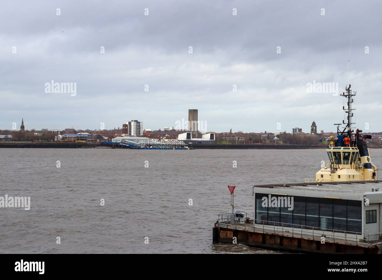 Si affaccia sul fiume Mersey fino a Birkenhead, Wirral Foto Stock
