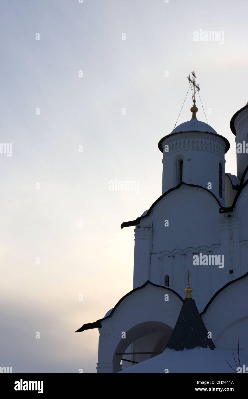 Cupola del convento dell'intercessione a Suzdal. Suzdal è conosciuta come la “cupola d’oro della Russia” per il suo vasto numero di belle chiese ortodosse Foto Stock