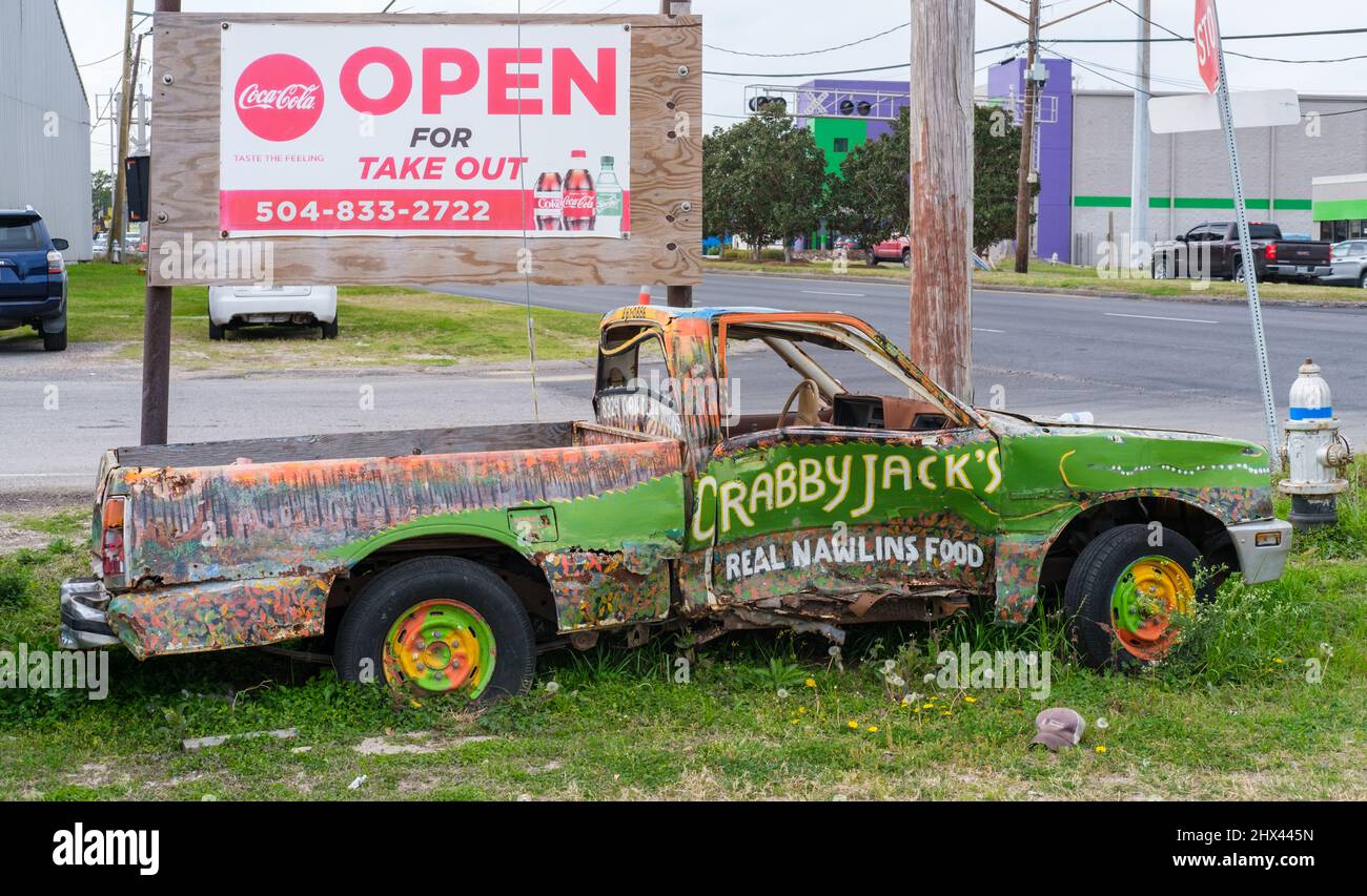 JEFFERSON, LA, USA - 3 MARZO 2022: Cartello 'aperto' e pickup pickup truck dipinto che serve come cartello d'angolo per il famoso Crabby Jack's Restaurant Foto Stock