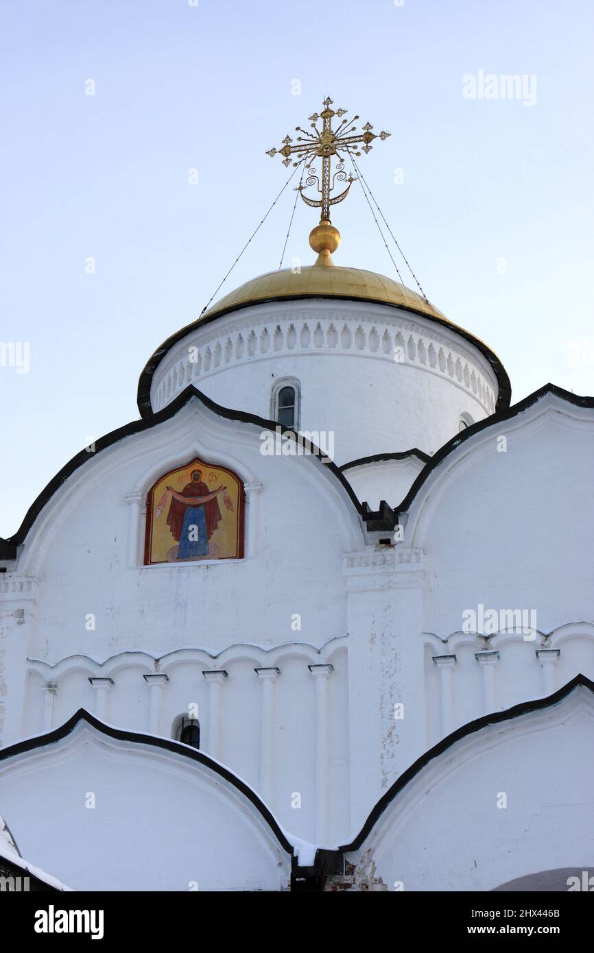 Cupola del convento dell'intercessione a Suzdal. Suzdal è conosciuta come la “cupola d’oro della Russia” per il suo vasto numero di belle chiese ortodosse Foto Stock