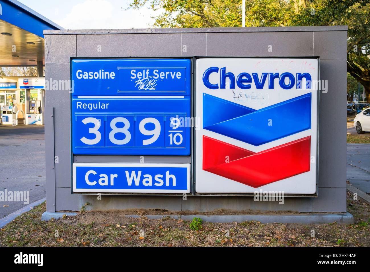 NEW ORLEANS, LA, Stati Uniti d'America - 6 MARZO 2022: Segno che mostra il prezzo alto della benzina normale alla stazione di benzina di Chevron a New Orleans Foto Stock