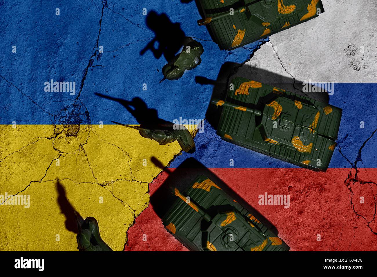 Conflitto tra Russia e Ucraina. Vaga le bandiere di Russia e Ucraina con i soldati ombra Foto Stock