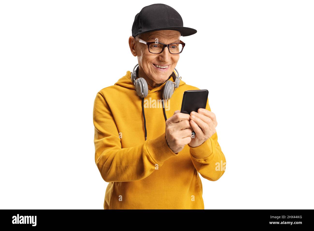 Uomo anziano alla moda con cuffie e uno smartphone isolato su sfondo bianco Foto Stock