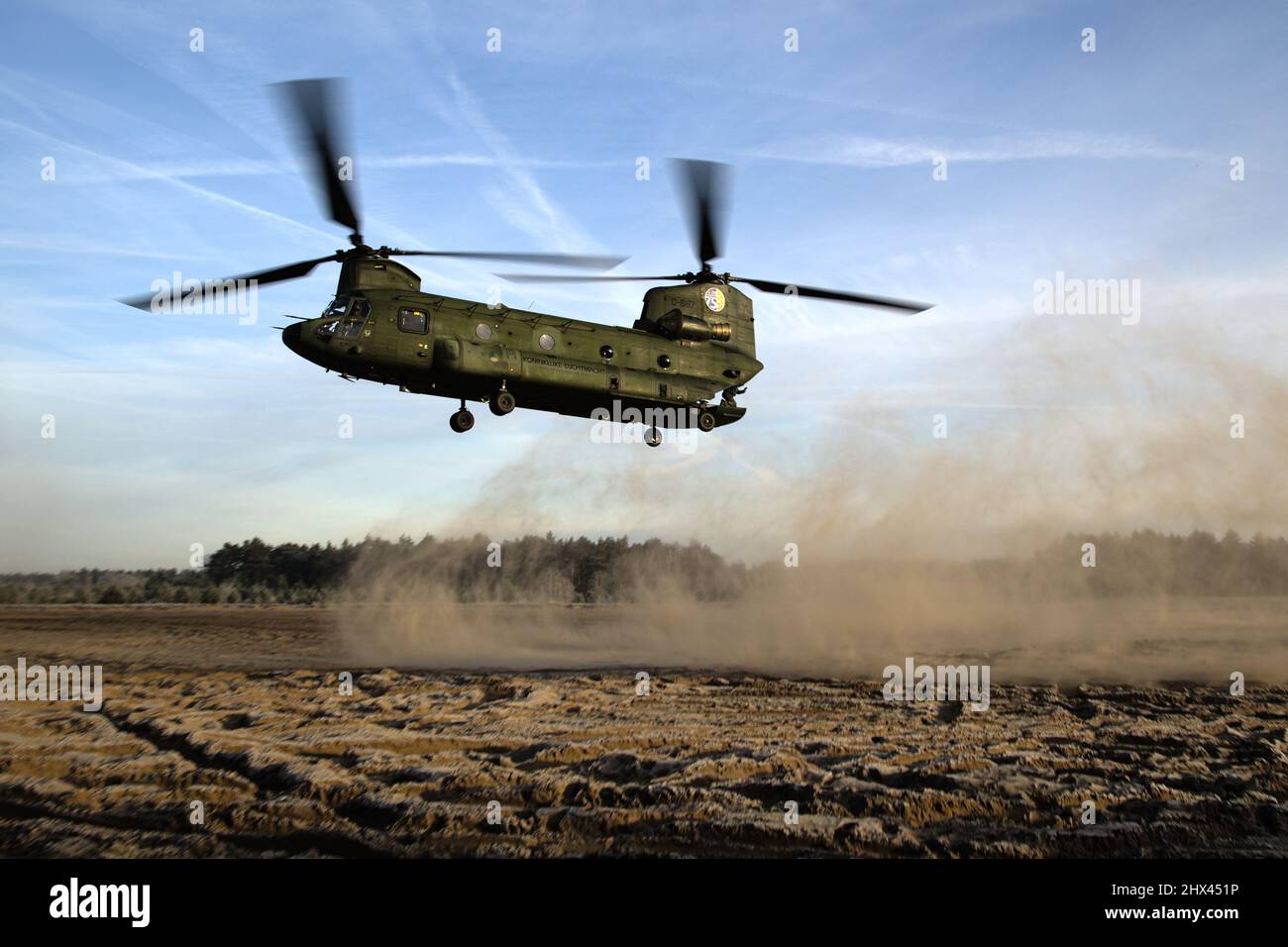 Elicottero Chinook volo basso in un ambiente sabbioso, olandese Air Force CH-47 Chinook Foto Stock