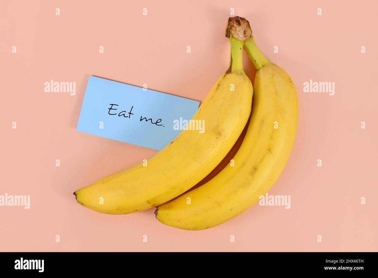 Due frutti di banana con nota che dice 'mangia me' Foto Stock