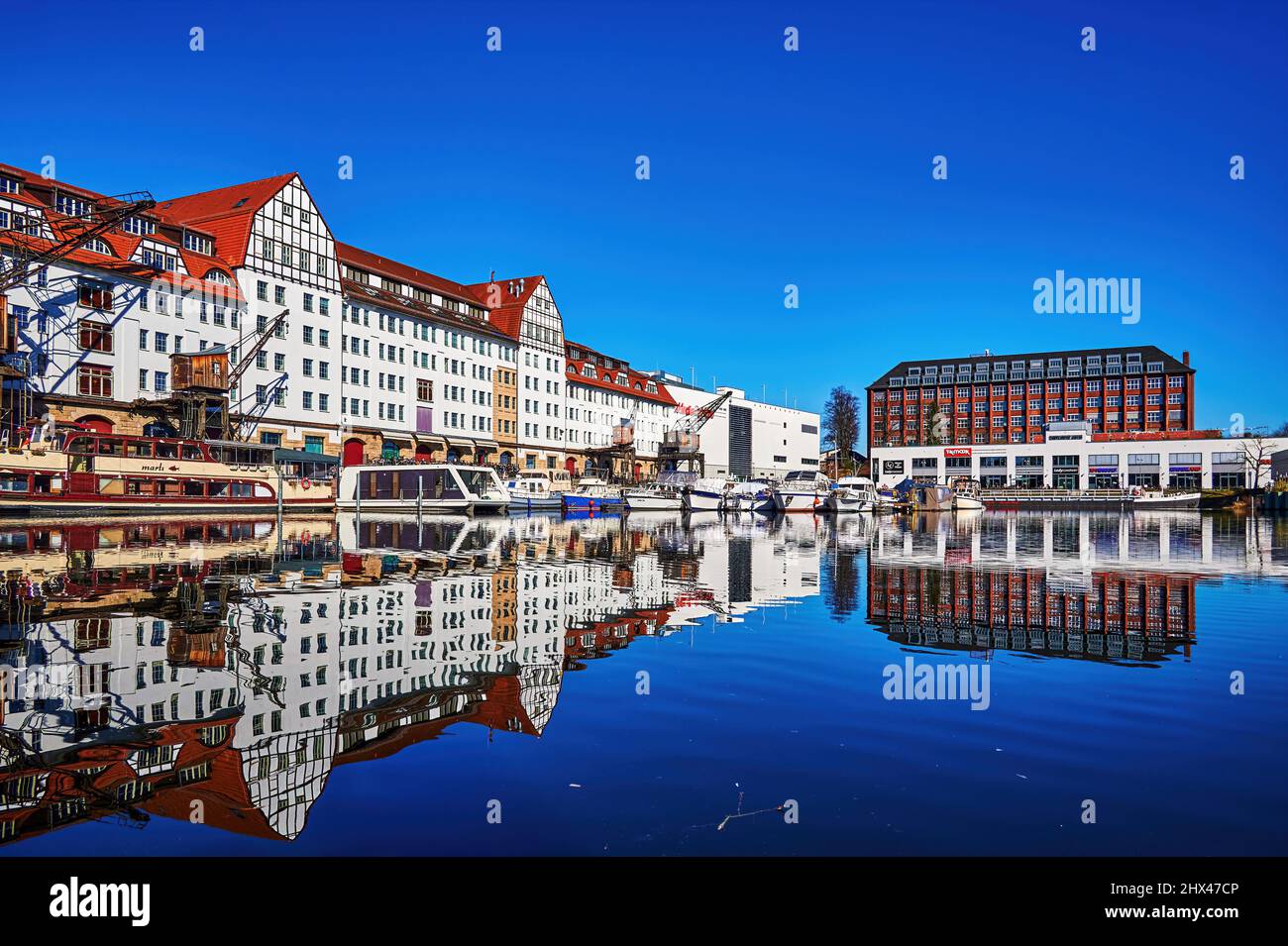 Berlino, Germania - 8 marzo 2022: Scena a Tempelhofer Hafen a Berlino con edifici storici e gru portuali. Foto Stock