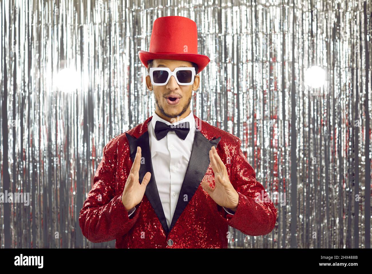 Stupito uomo disco nero tenere la misurazione in mani Foto Stock