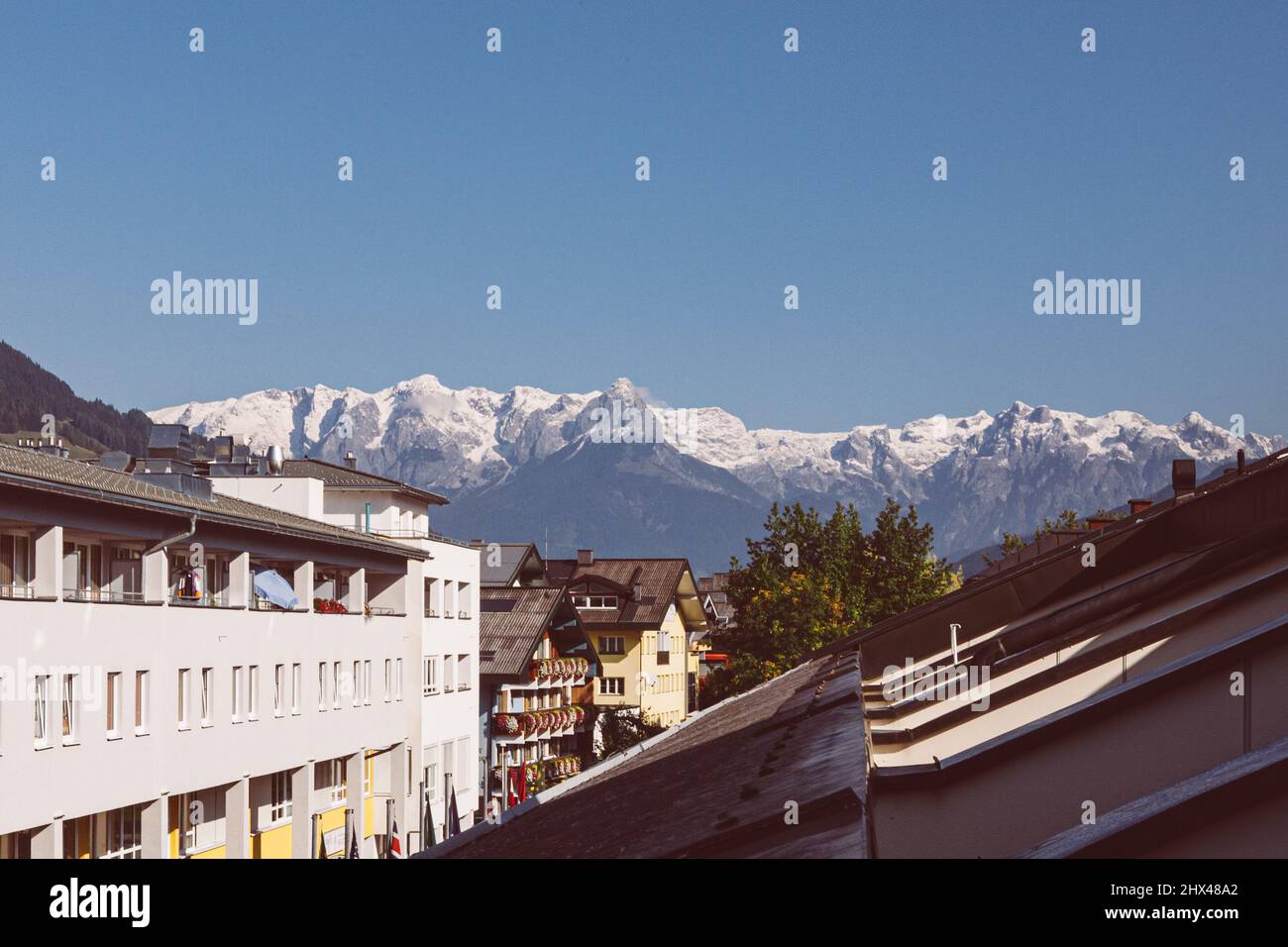 Vista delle Alpi dalla piccola cittadina alpina di St. Johann im Pongau in Austria Foto Stock