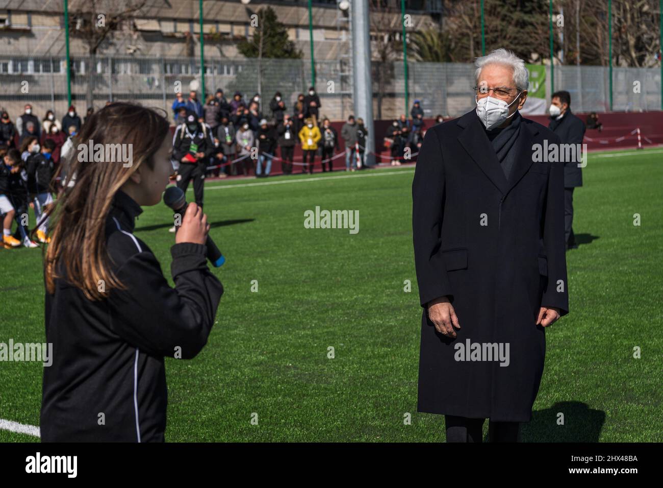 Il Presidente della Repubblica italiana Sergio Mattarella all'inaugurazione di un campo di calcio sociale a Corviale, nel sobborgo romano Foto Stock