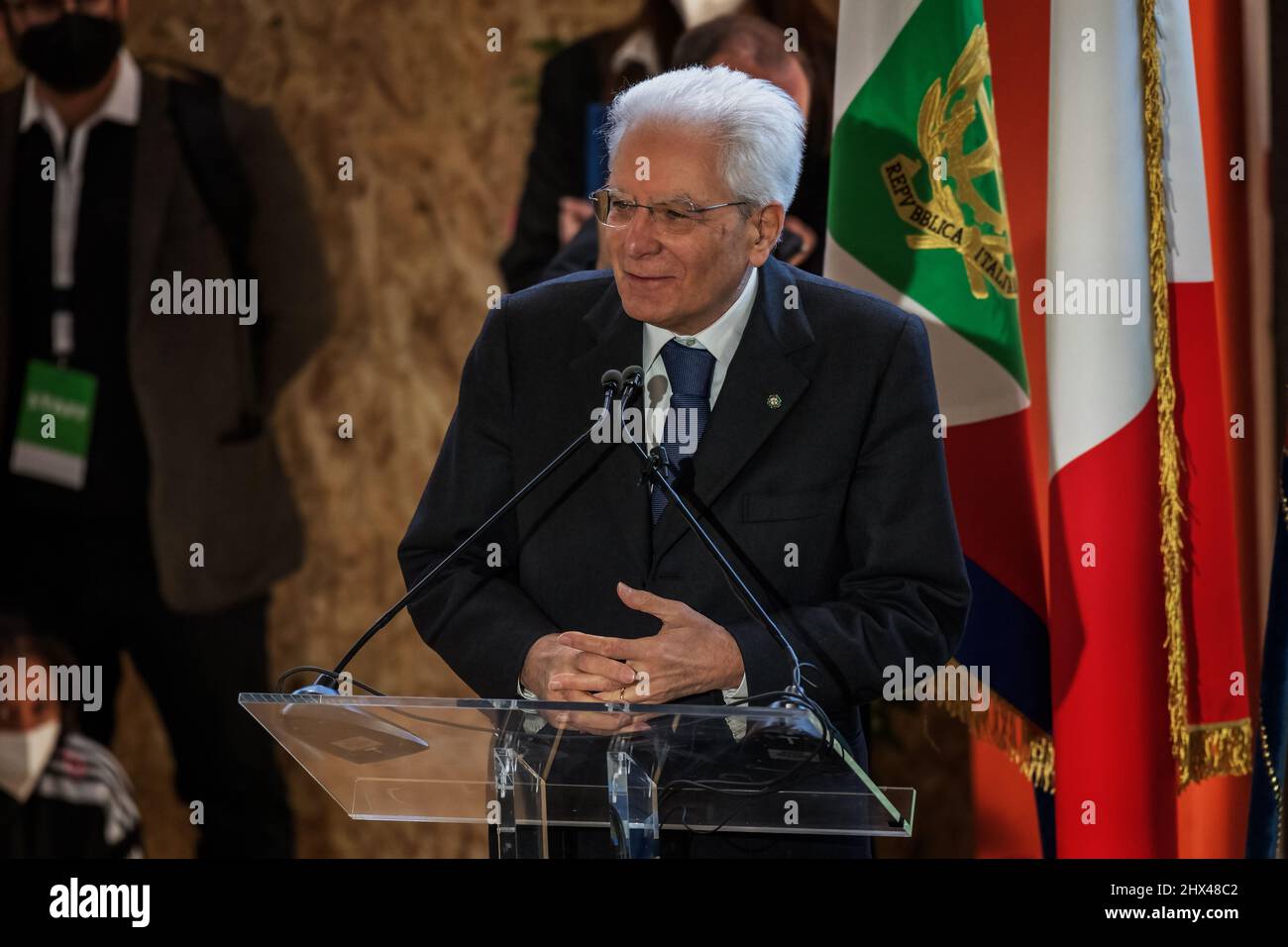 Il Presidente della Repubblica italiana Sergio Mattarella all'inaugurazione di un campo di calcio sociale a Corviale, nel sobborgo romano Foto Stock