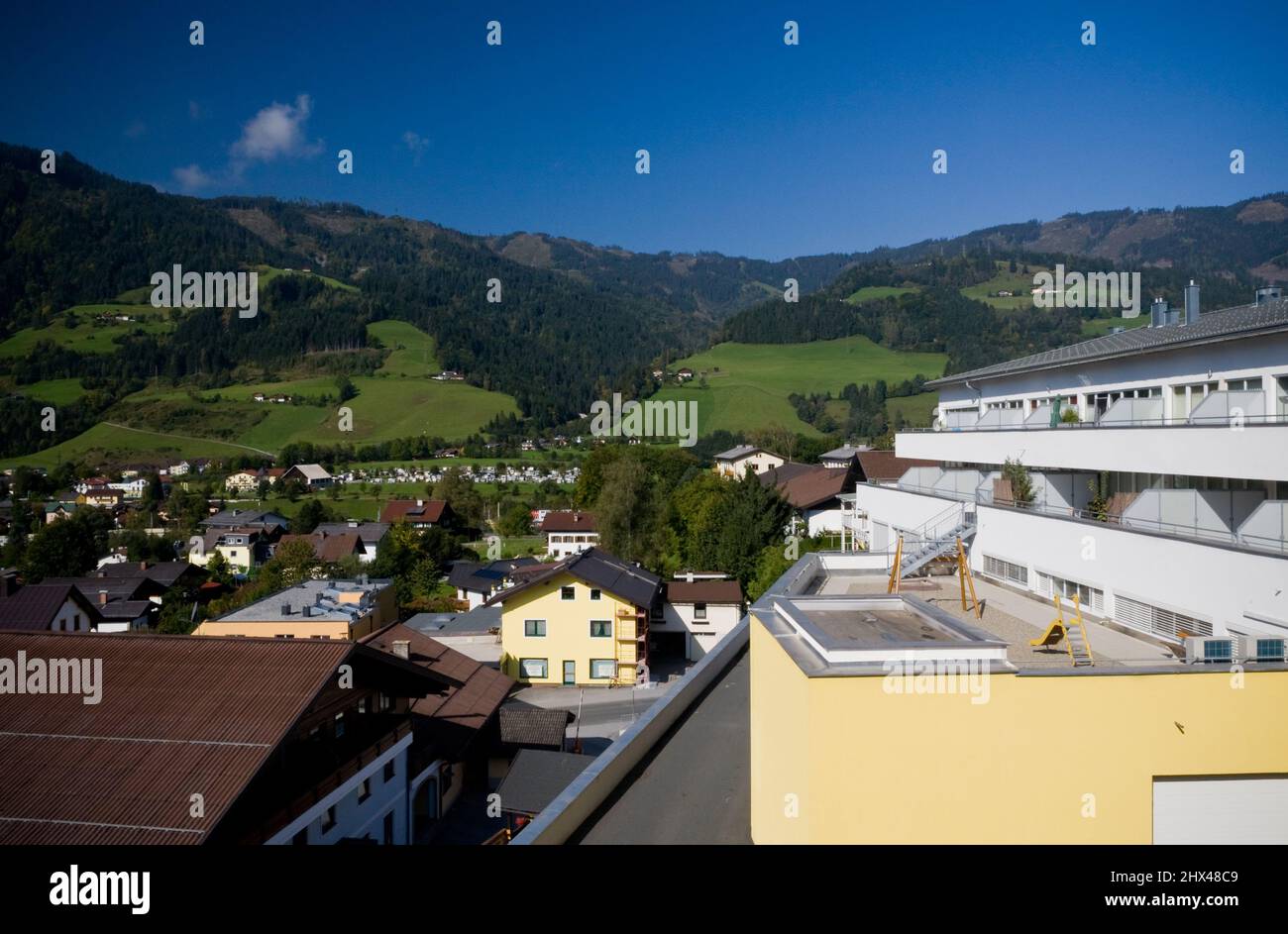 Scenario idilliaco di valle verde nella città alpina Austria Foto Stock