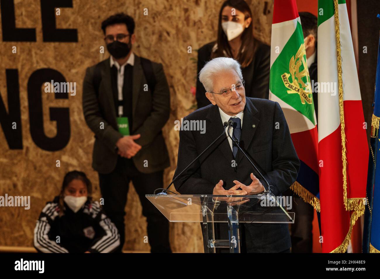 Il Presidente della Repubblica italiana Sergio Mattarella all'inaugurazione di un campo di calcio sociale a Corviale, nel sobborgo romano Foto Stock