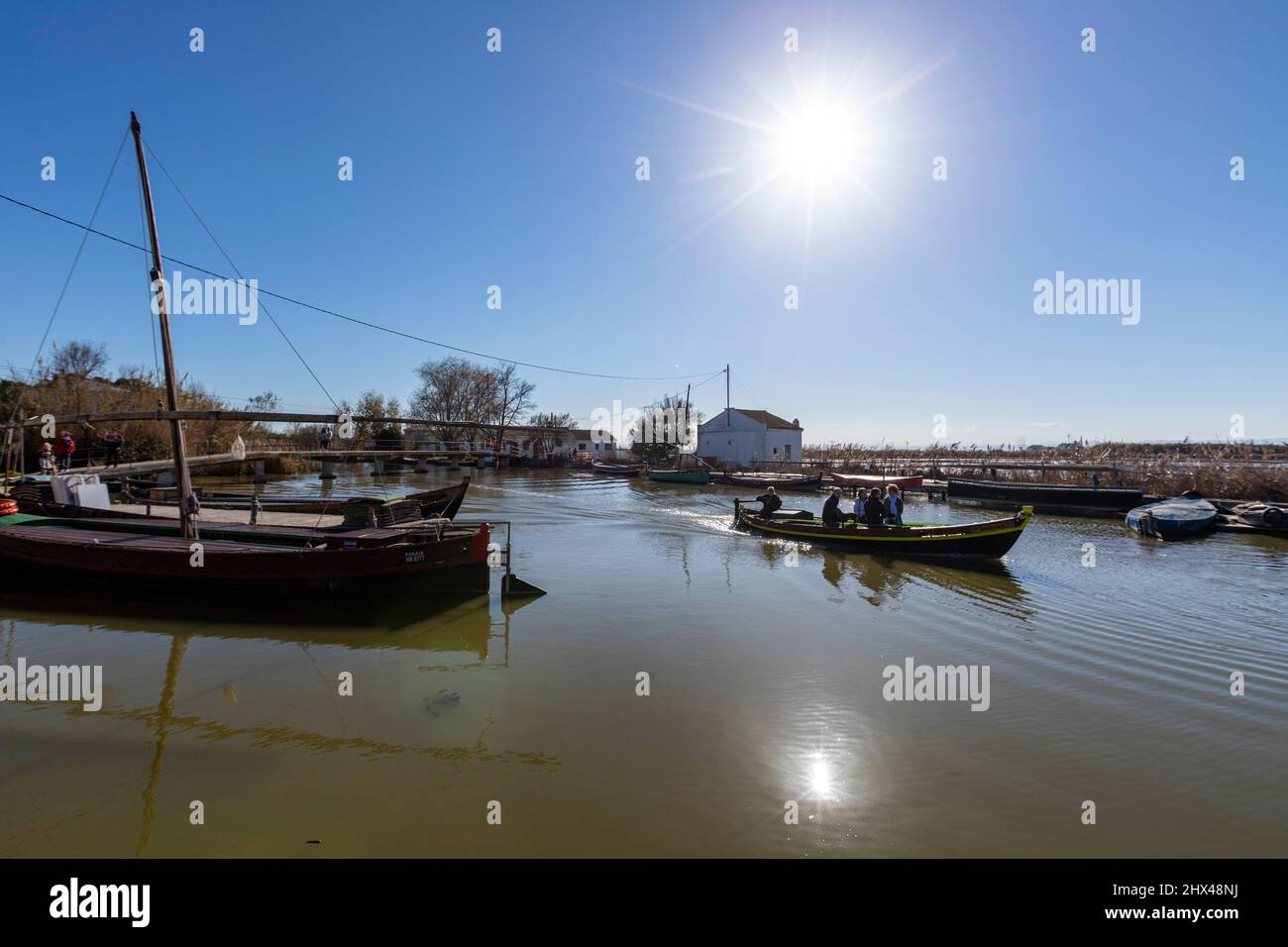 I turisti in un viaggio in barca a Carrera de la Reina, El Palmar, provincia di Valencia, Spagna Foto Stock