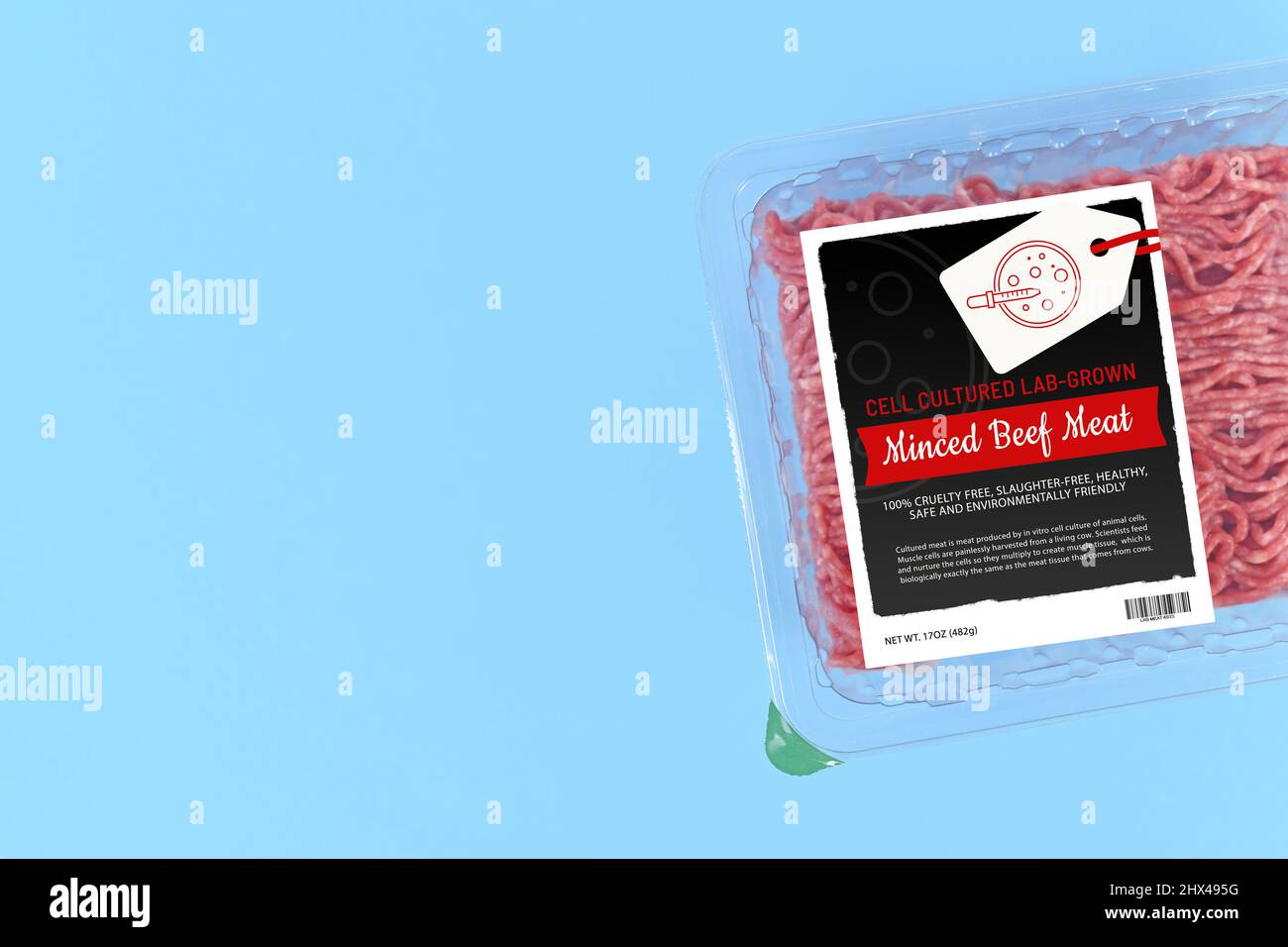 Concetto di carne coltivata a cellule in laboratorio per la produzione artificiale in vitro con carne macinata cruda confezionata con labe confezionata Foto Stock
