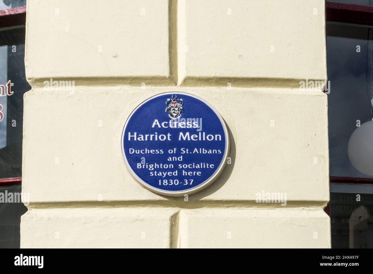 Targa blu a Brighton che commemora Harriot Mellon, duchessa di St Albans. Foto Stock