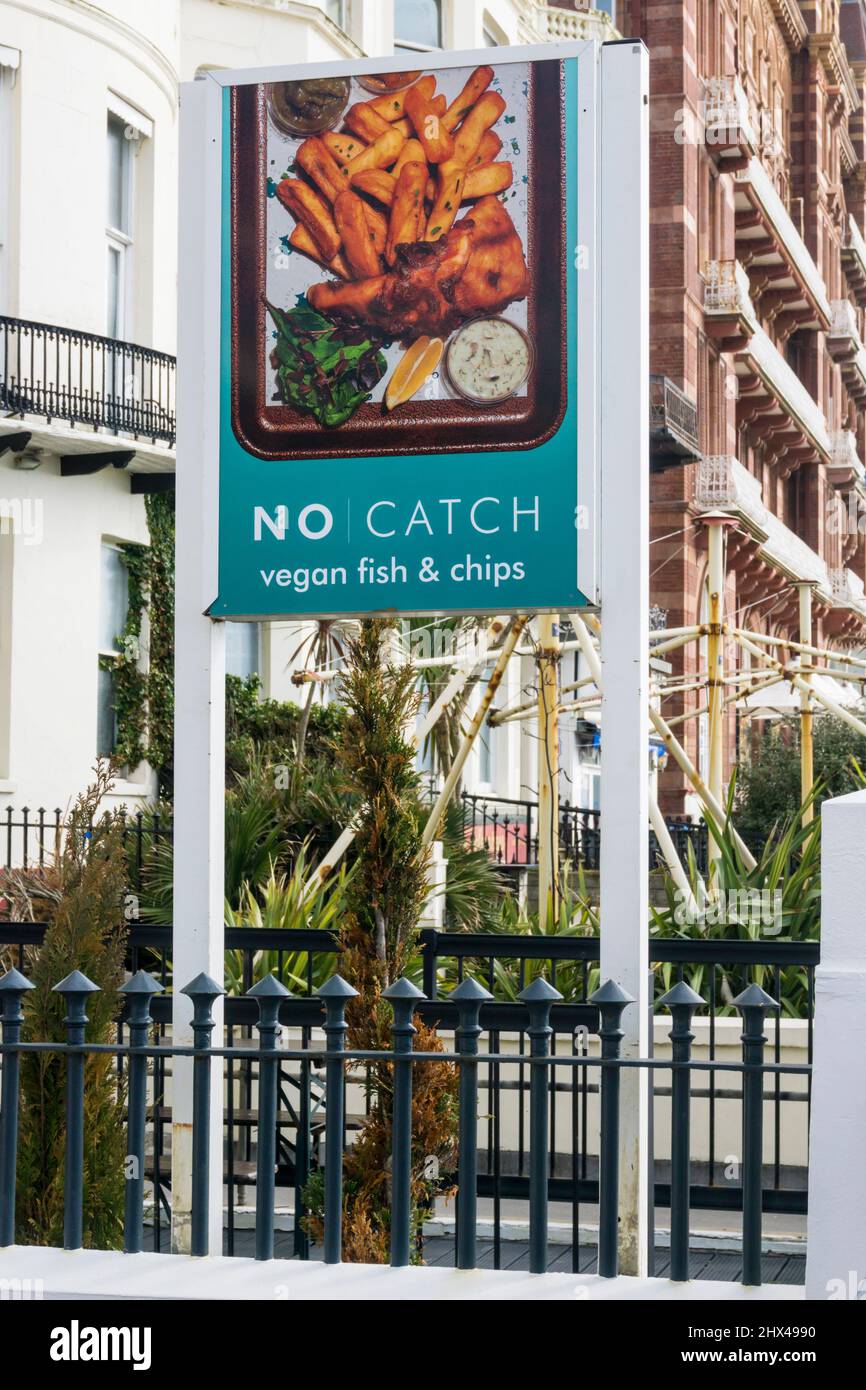Cartello per il ristorante No catch Vegan Fish and Chips a Brighton. Foto Stock