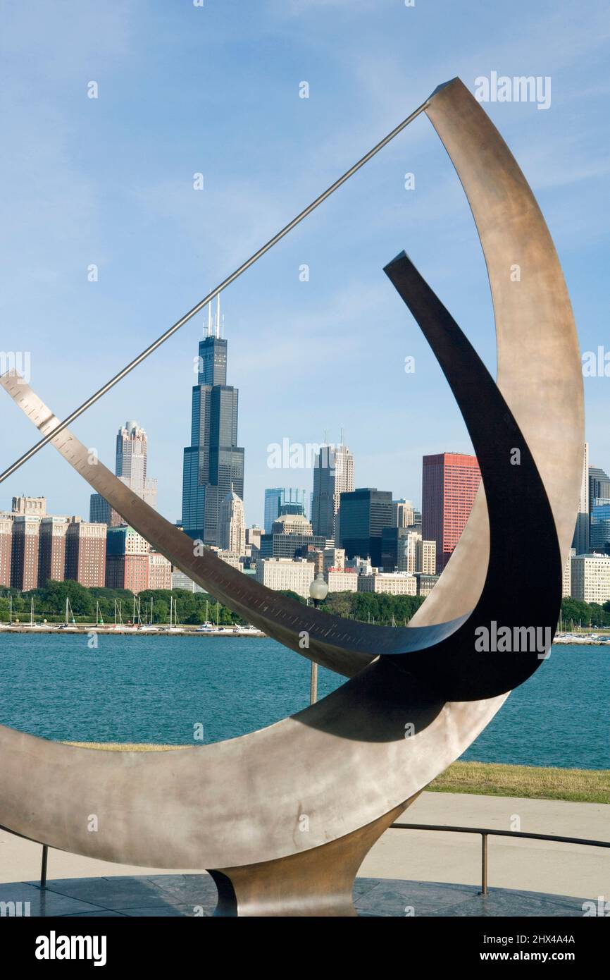 L'UOMO ENTRA NELLA SCULTURA SUNDIAL COSMOS (©HENRY MOORE 1980) ADLER PLANETARIUM DOWNTOWN CHICAGO SKYLINE ILLINOIS USA Foto Stock