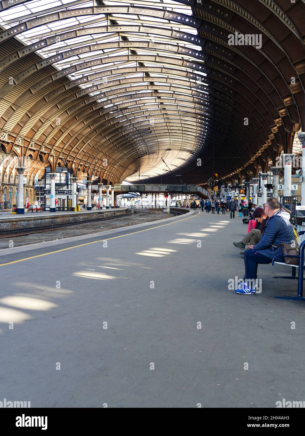 L'interno della stazione ferroviaria di York mostra la piattaforma curva e il tetto Foto Stock