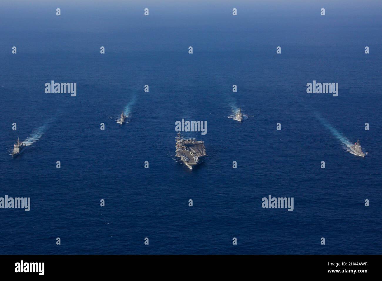 Mar delle Filippine. 17th Feb 2022. Il vettore aereo di classe Nimitz USS Abraham Lincoln (CVN 72), l'incrociatore missilistico guidato di classe Ticonderoga USS Mobile Bay (CG 53) e il cacciatorpediniere missilistico guidato di classe Arleigh Burke USS Spruance (DDG 111) salgono in formazione con la Japan Maritime Self-Defense Force (JMSDF), il cacciatorpediniere di classe Murasame JS Inazuma (CG Hatakze) (TV-3520) e la nave da addestramento JS Hatakze (DD-105) Durante l'esercizio Jungle Warfare 2022 (JWX 22). JWX 22 è un esercizio di formazione su larga scala incentrato sull'utilizzo delle capacità integrate di partner congiunti e alleati per rafforzare l'awar di tutti i domini Foto Stock
