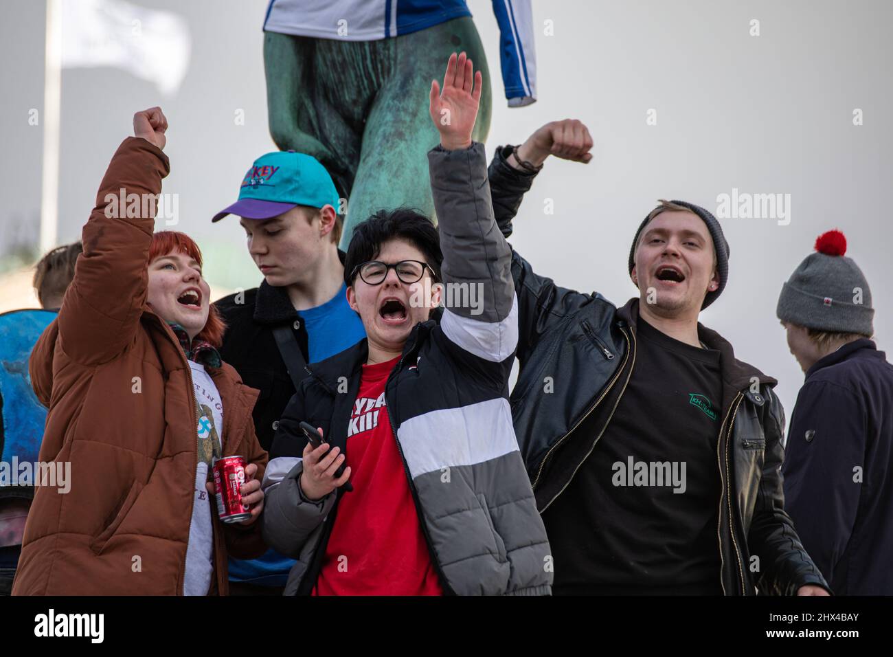 I giovani celebrano il primo oro da hockey olimpico finlandese sulla statua di bronzo di Havis Amanda a Helsinki, Finlandia Foto Stock