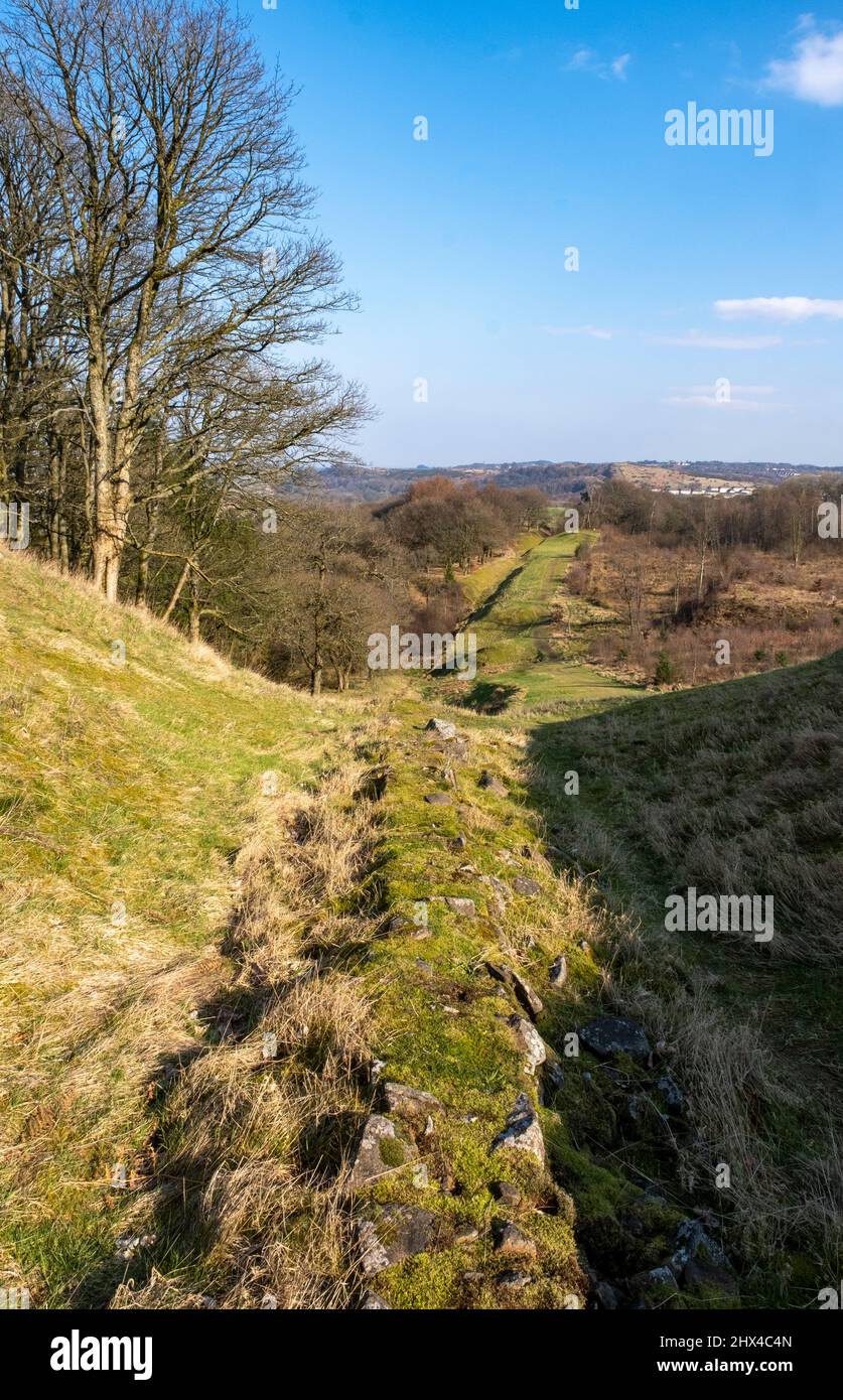Vista verso est lungo il muro di Antonine da Bar Hill, Twechar vicino Glasgow, Scozia centrale. Foto Stock