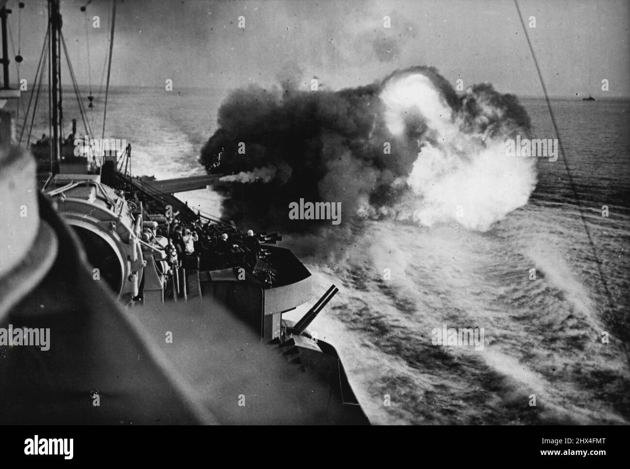 Le corazzate copriranno la 'liberazione' (come il presidente Roosevelt e il sig. Churchill hanno indicato l'invasione dell'Europa dovrebbe essere chiamata) sbarchi, se la tecnica è la stessa di quella che è stata impiegata in Sicilia e in Italia. Questa foto mostra una corazzata britannica che sbatte, da circa 15.000 metri, truppe nemiche che tengono fuori contro le parti di sbarco. Le pistole antiaeree della nave prendono parte al lavoro di tenere via gli aerei nemici che si avvicinano alle spiagge. Giugno 3, 1944. (Foto della fotografia ufficiale britannica). Foto Stock