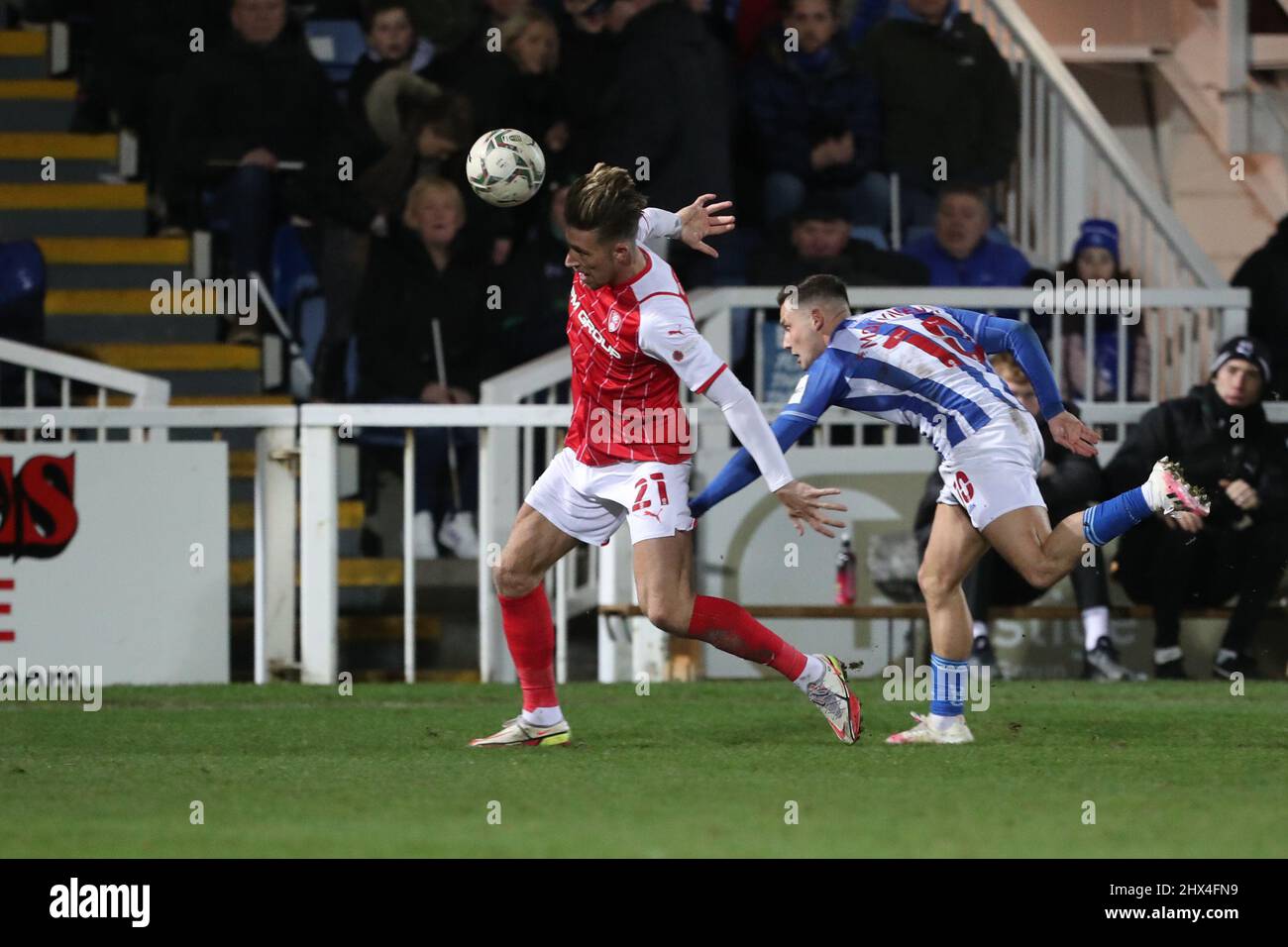 HARTLEPOOL, REGNO UNITO. MAR 9th Rotherham's Angus MacDonald in azione con Luke Molyneux di Hartlepool United durante la partita del Trofeo EFL tra Hartlepool United e Rotherham United a Victoria Park, Hartlepool mercoledì 9th marzo 2022. (Credit: Mark Fletcher | MI News) Credit: MI News & Sport /Alamy Live News Foto Stock