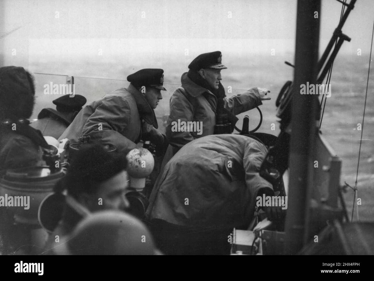 Convoglio britannico in Russia: L'ammiraglio Rhoderick R. McGrigor, C.B. D.S.O., che era al comando della scorta del convoglio con il suo Senior Officer Operations, comandante del tenente G.R.G. Watkins, D.S.O., D.S.C., R.N., sul ponte della Campania durante un attacco aereo nemico. Foto scattata a bordo della scorta britannica Campania durante un recente convoglio britannico da e per la Russia, quando un U-boat è stato affondato e molti aerei tedeschi attaccanti sono stati inviati in crash in mare.(vedi Admiralty Story Sab. Sera carte 31-3145. Maggio 28, 1945. (Foto di British Official Admiralty Photo). Foto Stock
