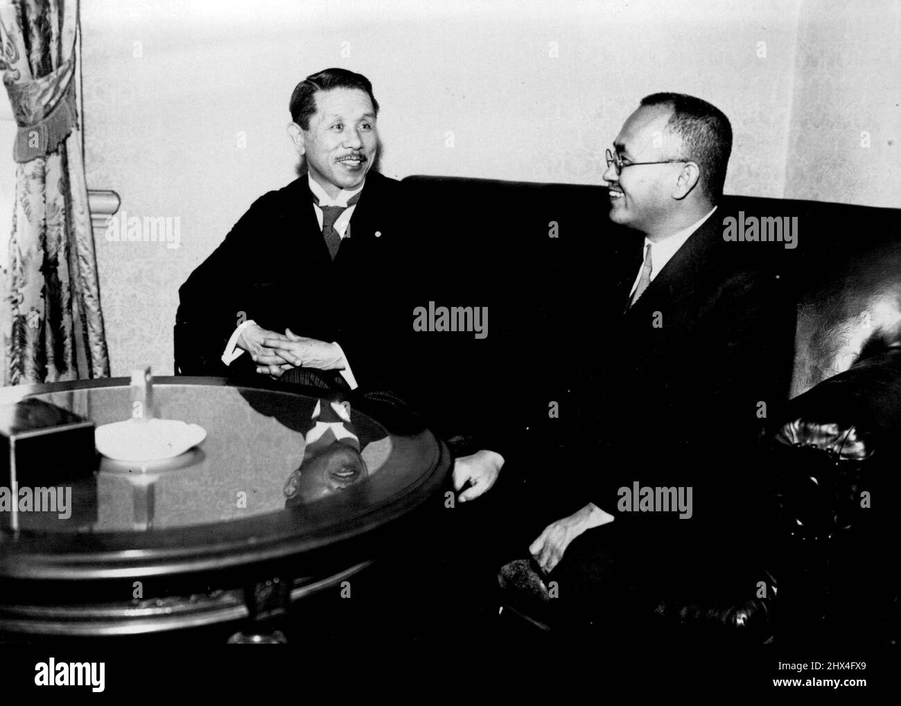 Da sinistra, Koki Hirota, Affari esteri del Giappone e il sig. Chashi, vice ministro degli Affari esteri dell'impero di Manchu e rappresentante del negoziato per il problema ferroviario cinese orientale, si sono incontrati presso l'ufficio del preposto, Quando la possibilità del problema è stata segnalata all'Impero attraverso il ministro Hirota dal riconoscimento del prezzo di trasferimento di ¥ 140.000.000 dalla parte dell'Unione Sovietica. Settembre 28, 1934. (Foto di Shimbun Rengo News Photos Service). Foto Stock