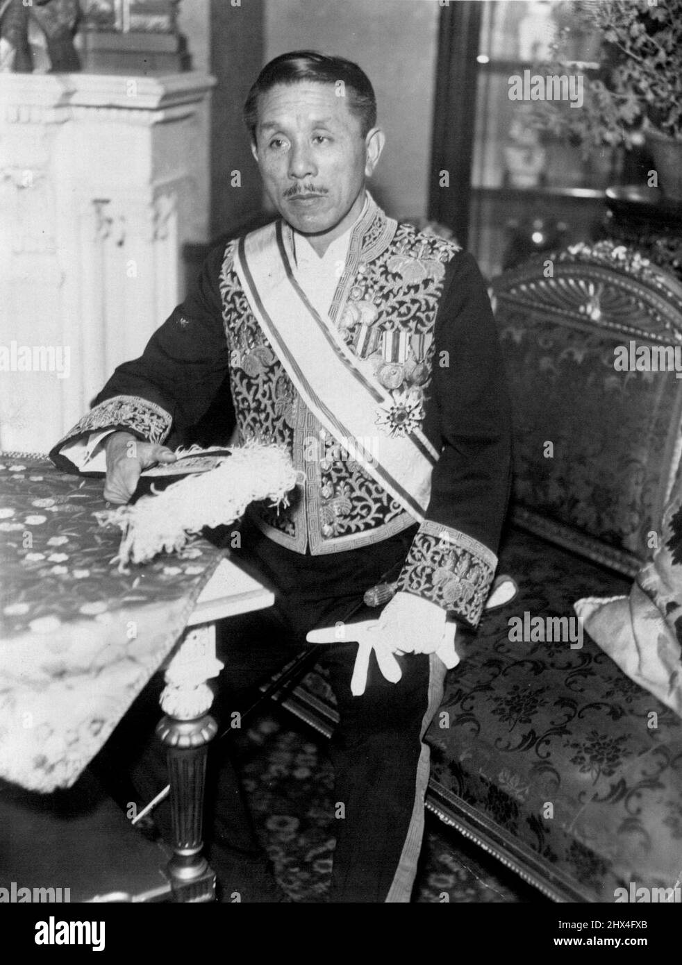 Promozione periodica degli ordini - il Ministro degli Esteri Koki Hirota in toto ***** il nuovo ordine. Con Premier Viscount Makoto Saito ***** partecipazione, con cerimonia di conferimento degli ordini a ***** Funzionari, tra cui il sig. Koki Hirota, ministro degli Affari esteri, si sono tenuti questa mattina presso la Phoenix Hall del Palazzo Imperiale. L'Imperatore presiedette in pieno ***** La promozione degli ordini per il presente ***** numerato 1.200 persone. Il Ministro degli Esteri Koki Hirota è stato promosso primo Ordine del Sacro Tesoro. Marzo 2, 1934. (Foto di Shimbun Rengo News Photos Service). Foto Stock