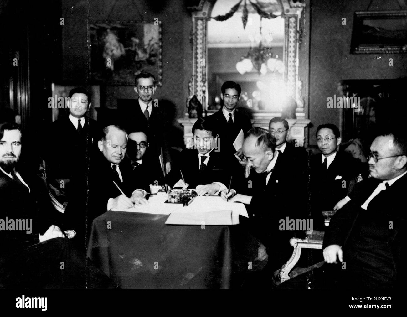 L a R, in prima fila; Stepan Kuznetsov (Vice Presidente del CER e negoziatore russo dei trasferimenti) Ambasciatore dell'URSS Constantin Yurenev; Ministro degli Esteri giapponese Koki Hirota; Ministro giapponese W.S.Y. Tinge di Manchkuo; Vice Ministro Tadaichi Ohashi del Ministro degli Affari Esteri di Manchukuo, E il trasferimento di Manchukuo presso la residenza ufficiale del Ministro degli Esteri a Kojimachi in occasione del trasferimento di diritti russi nella ferrovia orientale cinese a Manchukuo è stato provvisoriamente firmato questa sera alle 10,00 presso la residenza Kojimachi del Ministro degli Esteri Koki Hirota, da rappresentanti della Russia Foto Stock