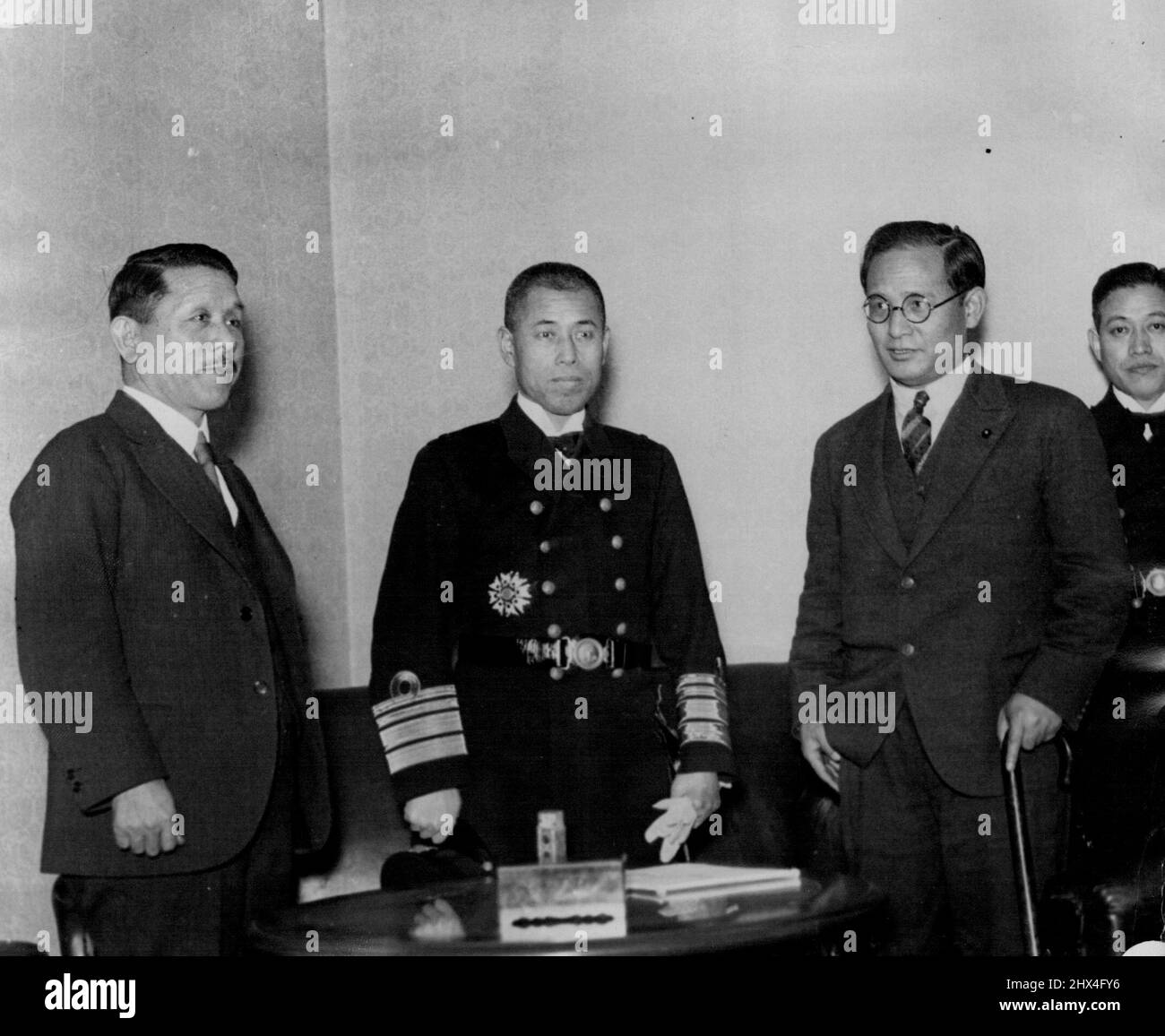Non ci sarà alcun cambiamento nell'atteggiamento del Giappone sulla questione del disarmo navale anche dopo aver ascoltato un dettagliato rapporto del Vice Ammiraglio Yamamamoto che è tornato qui questo pomeriggio da Londra, compiendo i suoi doveri di rappresentante della Marina giapponese al vicolo del disarmo navale di Londra. Febbraio 12, 1935. (Foto di Shimbun Rengo News Photos Service). Foto Stock