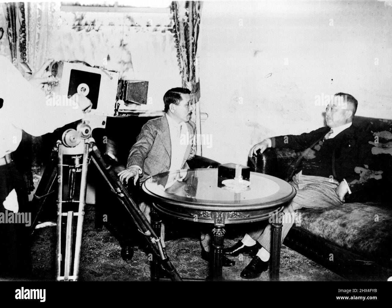 Da sinistra a destra, sono: Il Ministro Koki Hirota, degli Esteri, e l'Ambasciatore Tsuneo Matsudaira a Londra, presso il Foreign Office.MR Tsunetaro Matsudaira, ambasciatore giapponese in Inghilterra, è tornato in Giappone questa mattina dopo un'assenza di sei anni, accompagnato dalla signora Matsudaira, figlio e figlia. È il suo primo ritorno in Giappone dalla sua nomina al posto di Londra nel gennaio 1929. E dopo essere arrivato alla stazione di Tokyo, il sig. Matsudaira ha chiamato il sig. Koki Hirota, ministro degli Affari esteri del Giappone e ha conferito con il ministro, al Ministero degli Affari Esteri. Agosto 2, 1935. (Foto di Shimbun Rengo Foto Stock