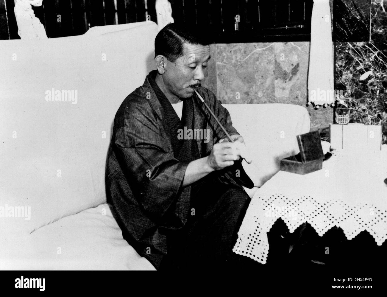 Il Ministro degli Esteri Koki Hirota dopo la riunione del Consiglio Privy. La riunione del Consiglio Privy per decidere la questione finale dell'abrogazione del Trattato Navale di Washington si è svolta nel Palazzo Imperiale con la partecipazione dell'Imperatore. Barone Hiranuma, presidente della commissione incaricata di studiare l'interrogazione, ha fatto la relazione, favorendo l'abrogazione, a seguito della decisione raggiunta nella riunione della commissione del 11th, il barone Kitokuro Ichiki ha chiesto di votare sulla questione, per la quale il Consiglio Privy ha votato all'unanimità, a favore dell'abrogazione. Dicembre 19, 1934. (Foto per spessore Foto Stock