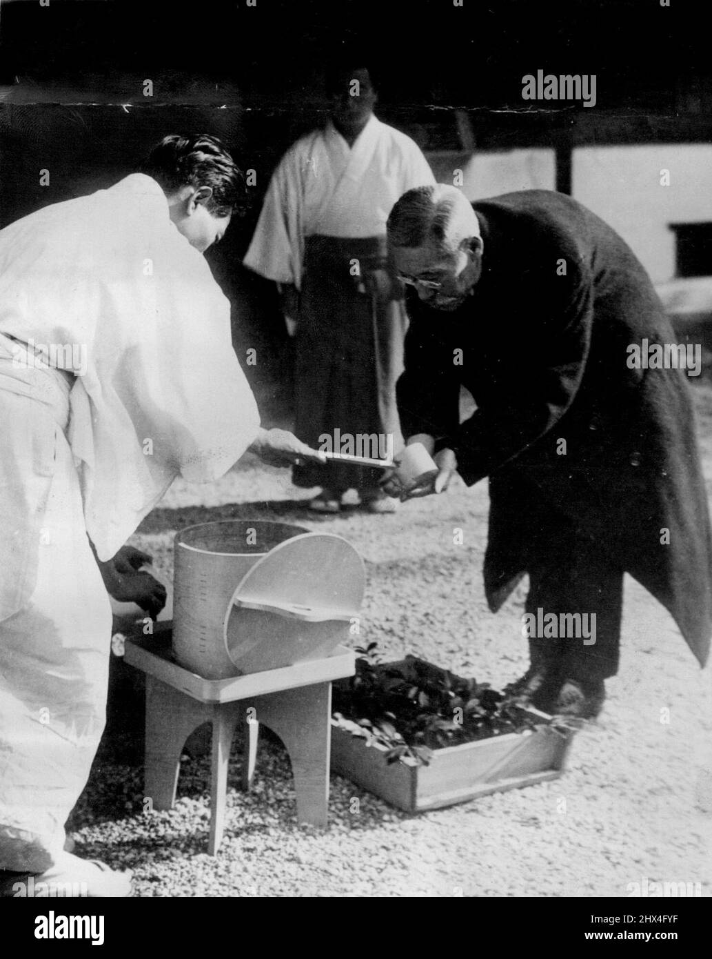 Giappone il nuovo primo Ministro purifica le mani prima di informare gli antenati -- Barone Kiichiro Hiranuma, nuovo primo Ministro giapponese, purifica le mani prima di entrare in un santuario per 'segnalare' ai suoi antenati che ha assunto la leadership del governo. Febbraio 20, 1939. (Foto di stampa associata). Foto Stock
