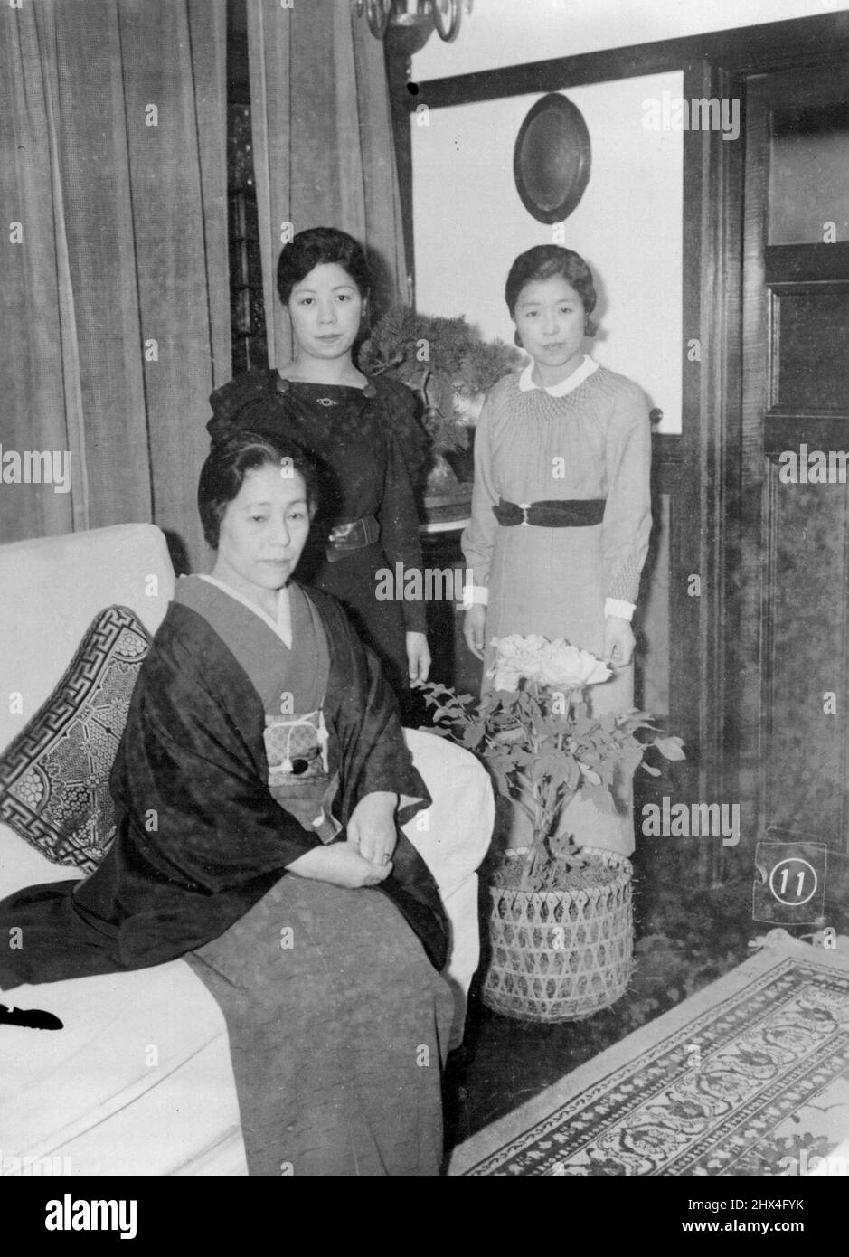 La sig.ra Shizuko Hirota seduto, con due figlie, perde Toshiko (a sinistra) e Mivoko, fotografato nella loro residenza privata questo pomeriggio quando il sig. Koki Hirot a è finalmente riuscito a formare il nuovo Gabinetto dopo 4 giorni di lotta con l'esercito e altri quartieri, da quando ha ricevuto il comando Imperiale. Marzo 9, 1936. (Foto del Domei News Photos Service). Foto Stock