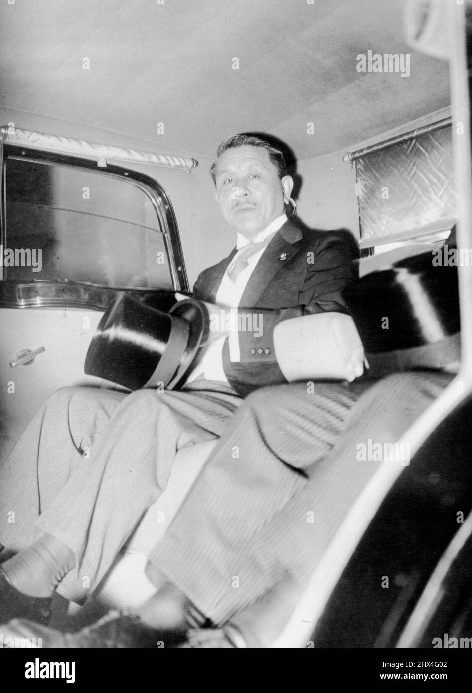 Premier Koki Hirota, come procedere per il Palazzo Imperiale distaccato a Hayama per chiedere dopo il Trono nella stagione calda. Agosto 8, 1936. (Foto del Domei News Photos Service). Foto Stock