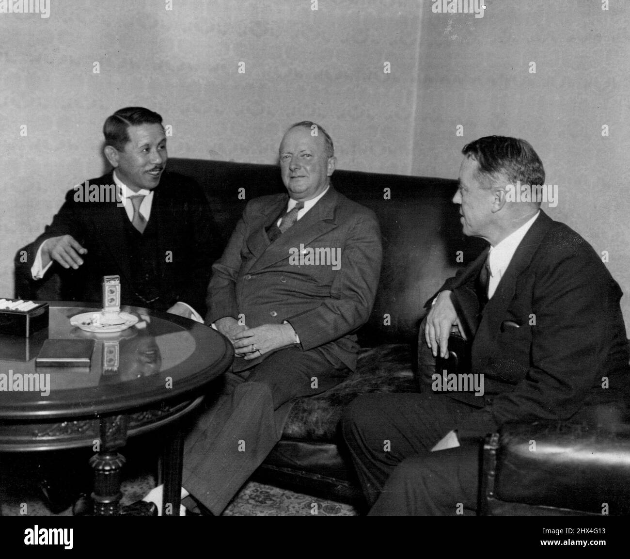 Da sinistra, Ministro ***** Nelson T. Johnson e Edwin L. Neville. Mentre si trova in porto a Yokohema questo pomeriggio in viaggio per un viaggio di tre mesi verso la sua casa negli Stati Uniti, il sig. Nelson T. Johnson, ministro americano in Cina, ha invitato il sig. Koki Hirota, ministro degli Affari esteri del Giappone. Fu accompagnato da Edwin L. Neville, il Charge d'Affairs americano. Si ritiene che avessero discusso delle ultime condizioni in Cina. Ottobre 13, 1934. (Foto di Shimbun Rengo News Photos Service). Foto Stock