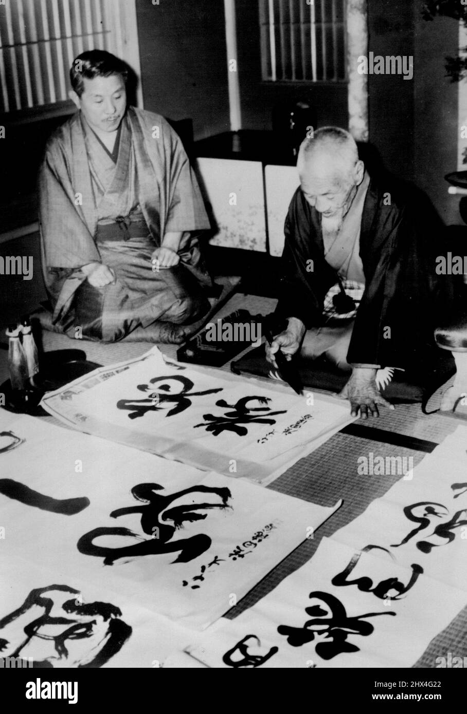 Padre più felice Il signor Tokuhei Hirota, 87 anni, padre del Premier Koki Hirota (visto a sinistra) sta scrivendo per la prima volta nel nuovo anno. Ci è indicato 'la fedeltà e la pietà fiiale 'sul giornale prima del padre più felice in Giappone, si prega di rilasciare il giorno di Capodanno. Dicembre 18, 1936. (Foto del Domei News Photos Service). Foto Stock