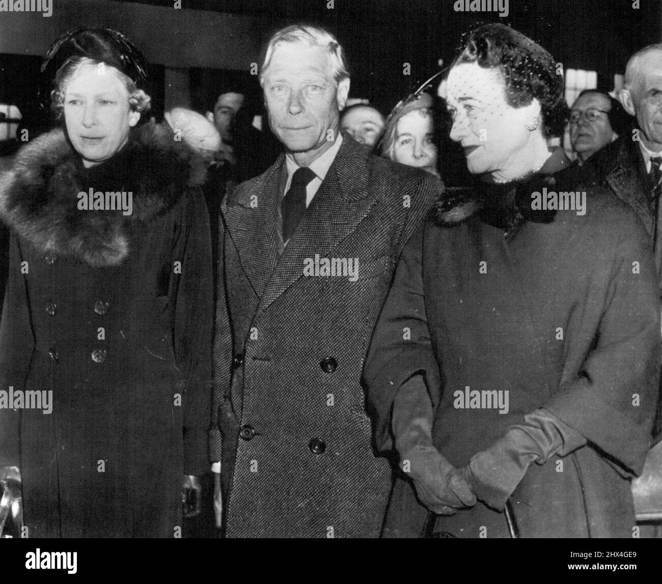 Duchessa rimane a casa come Windsor Sails -- la Duchessa di Windsor, a destra, accompagna il Duca di Windsor e sua sorella, la Principessa Maria, la Principessa reale di Gran Bretagna, mentre la coppia reale si prepara a navigare da qui sulla linea Regina Elisabetta. Il Duca e la Principessa Maria stanno navigando in Inghilterra per andare al letto della loro madre in difficoltà, la regina Maria di 86 anni. La duchessa, ancora fuori dal circolo reale della famiglia, rimarrà a New York. Questa immagine è trasmessa su richiesta del Chicago Sun-Times. Marzo 07, 1953. (Foto di AP Wirephoto). Foto Stock