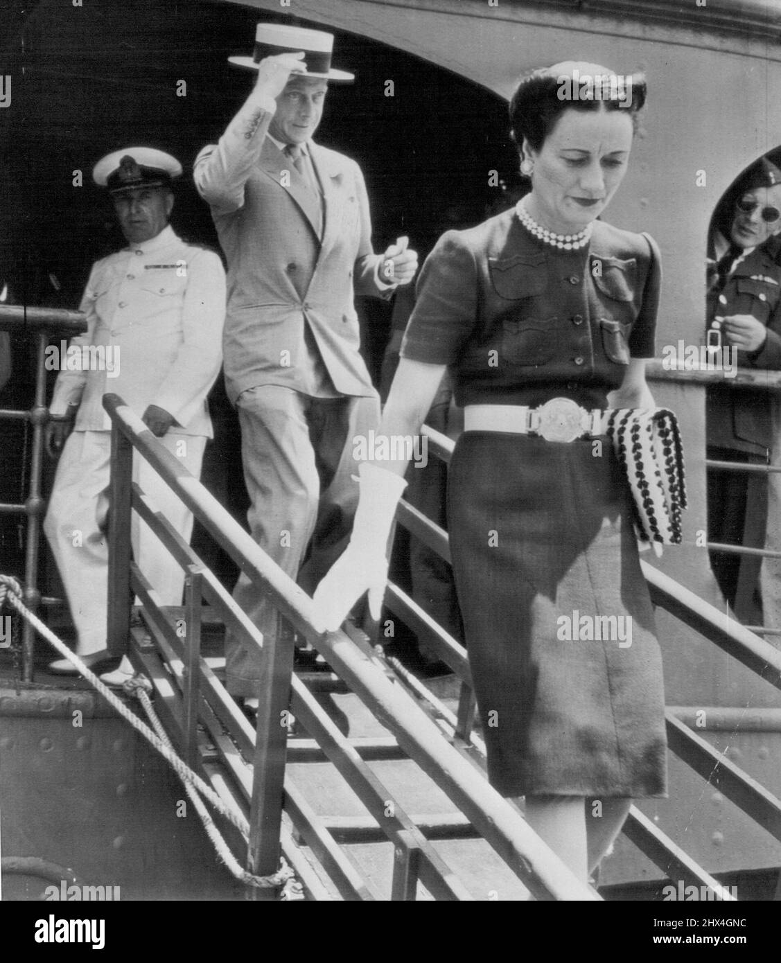 Duca e Duchessa arrivano negli Stati Uniti -- viaggiando in barca da Nassau, dove il Duca servì come Governatore delle Bahamas per quasi cinque anni, la coppia reale scende lungo la passerella della loro nave da passeggeri camuffata. Maggio 03, 1945. (Foto di AP Wirephoto). Foto Stock