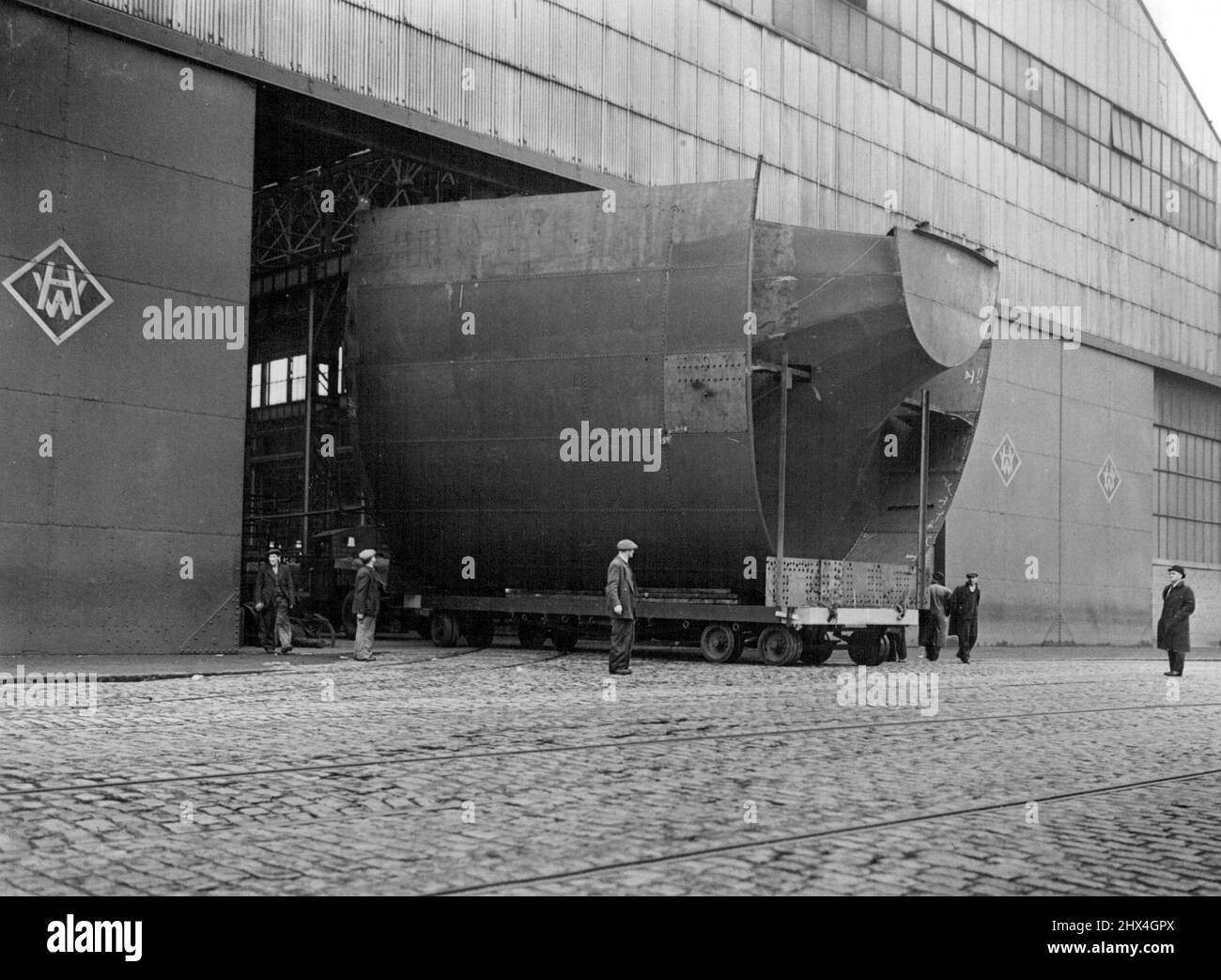 Un quarto di sezione dell'imbuto 'Iberia' che lascia il negozio di calzini. Novembre 02, 1954. (Foto di Harland & Wolff Limited). Foto Stock