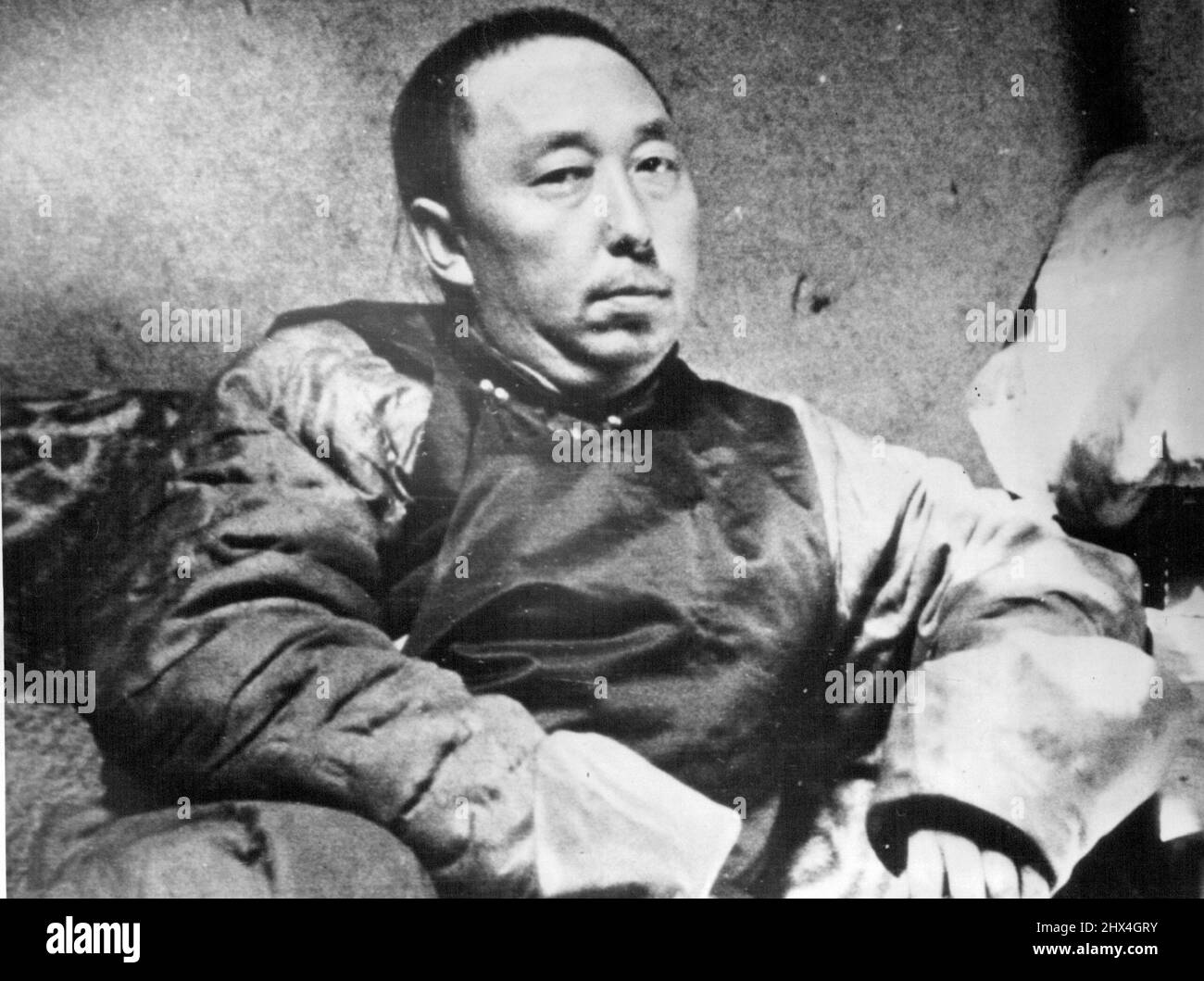 Il Principe Teh perde la presa il Principe Teh Wang, acclamato pochi mesi fa come una riincarnazione in erba del Grande Ghengis Khan, si trova virtualmente un re senza un Paese, con i giapponesi che lo affollano. Il governo cinese ha rifiutato l'aiuto e ignorato il giapponese perché ha rifiutato il protettorato giapponese nel deserto di Gobi. Ecco una nuova ed esclusiva immagine del Principe Teh. Luglio 27, 1936. (Foto di stampa associata). Foto Stock
